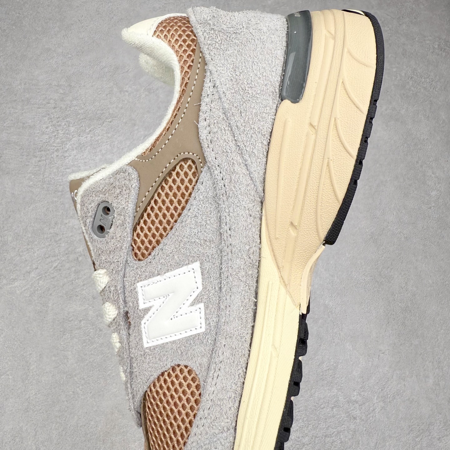 图片[7]-＃K版纯原福利 New Balance 新百伦NB993总统复古慢跑鞋 鞋身以网眼鞋面结合同色系优质麂皮革构成，鞋舌处点缀 New Balance Made In USA 同色系刺绣标识，彰显鞋款身份。鞋侧点缀银色 \\\”993\\\” 字样，丰富鞋身设计的同时，构建时尚外观。鞋款搭载 ABZORB 缓震系统，通过缓冲和抗压性的结合来吸收冲击力，舒适功能升级。同时搭配泛黄做旧中底，打造丰富层次感，缔造出色复古韵味。尺码：36 37 37.5 38 38.5 39 40 40.5 41.5 42 42.5 43 44 44.5 45-选品中心