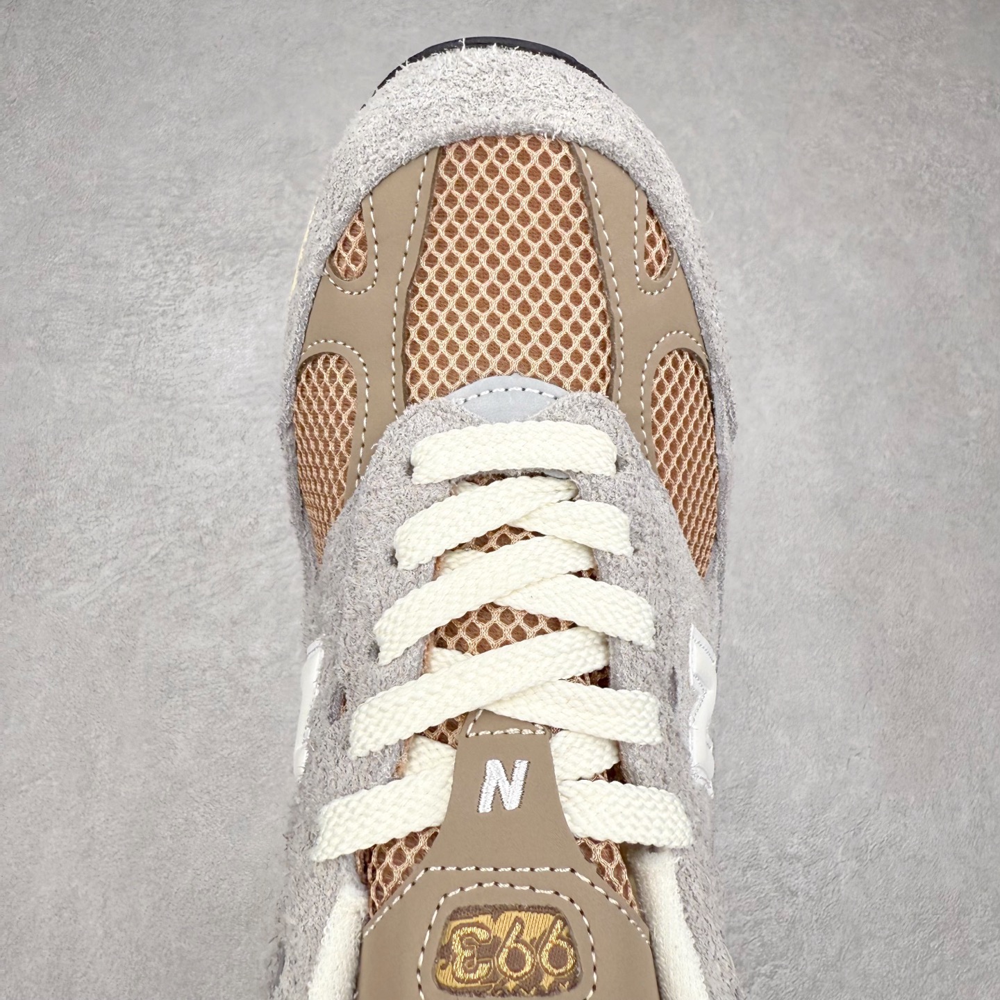 图片[4]-＃K版纯原福利 New Balance 新百伦NB993总统复古慢跑鞋 鞋身以网眼鞋面结合同色系优质麂皮革构成，鞋舌处点缀 New Balance Made In USA 同色系刺绣标识，彰显鞋款身份。鞋侧点缀银色 \\\”993\\\” 字样，丰富鞋身设计的同时，构建时尚外观。鞋款搭载 ABZORB 缓震系统，通过缓冲和抗压性的结合来吸收冲击力，舒适功能升级。同时搭配泛黄做旧中底，打造丰富层次感，缔造出色复古韵味。尺码：36 37 37.5 38 38.5 39 40 40.5 41.5 42 42.5 43 44 44.5 45-选品中心