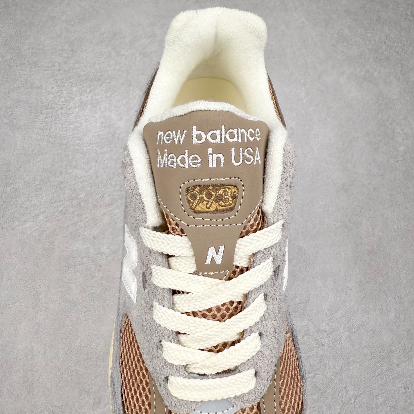 图片[5]-＃K版纯原福利 New Balance 新百伦NB993总统复古慢跑鞋 鞋身以网眼鞋面结合同色系优质麂皮革构成，鞋舌处点缀 New Balance Made In USA 同色系刺绣标识，彰显鞋款身份。鞋侧点缀银色 \\\”993\\\” 字样，丰富鞋身设计的同时，构建时尚外观。鞋款搭载 ABZORB 缓震系统，通过缓冲和抗压性的结合来吸收冲击力，舒适功能升级。同时搭配泛黄做旧中底，打造丰富层次感，缔造出色复古韵味。尺码：36 37 37.5 38 38.5 39 40 40.5 41.5 42 42.5 43 44 44.5 45-选品中心