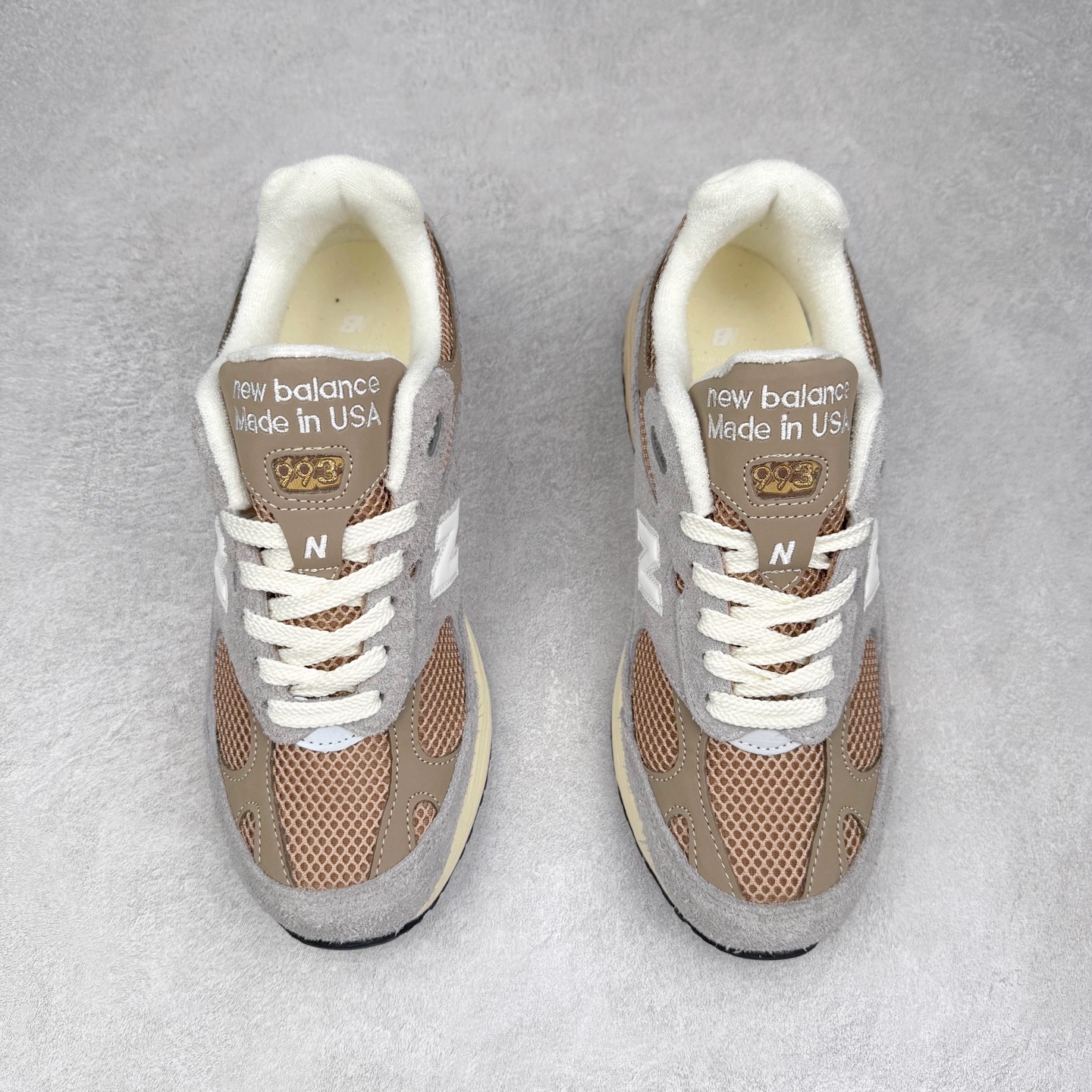 图片[2]-＃K版纯原福利 New Balance 新百伦NB993总统复古慢跑鞋 鞋身以网眼鞋面结合同色系优质麂皮革构成，鞋舌处点缀 New Balance Made In USA 同色系刺绣标识，彰显鞋款身份。鞋侧点缀银色 \\\”993\\\” 字样，丰富鞋身设计的同时，构建时尚外观。鞋款搭载 ABZORB 缓震系统，通过缓冲和抗压性的结合来吸收冲击力，舒适功能升级。同时搭配泛黄做旧中底，打造丰富层次感，缔造出色复古韵味。尺码：36 37 37.5 38 38.5 39 40 40.5 41.5 42 42.5 43 44 44.5 45-选品中心