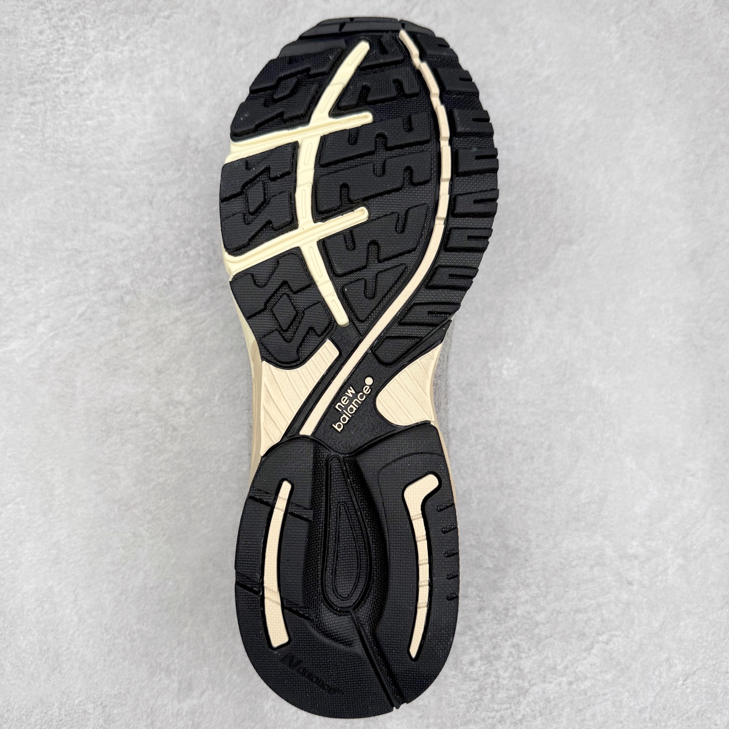 图片[9]-＃K版纯原福利 New Balance 新百伦NB993总统复古慢跑鞋 鞋身以网眼鞋面结合同色系优质麂皮革构成，鞋舌处点缀 New Balance Made In USA 同色系刺绣标识，彰显鞋款身份。鞋侧点缀银色 \\\”993\\\” 字样，丰富鞋身设计的同时，构建时尚外观。鞋款搭载 ABZORB 缓震系统，通过缓冲和抗压性的结合来吸收冲击力，舒适功能升级。同时搭配泛黄做旧中底，打造丰富层次感，缔造出色复古韵味。尺码：36 37 37.5 38 38.5 39 40 40.5 41.5 42 42.5 43 44 44.5 45-选品中心