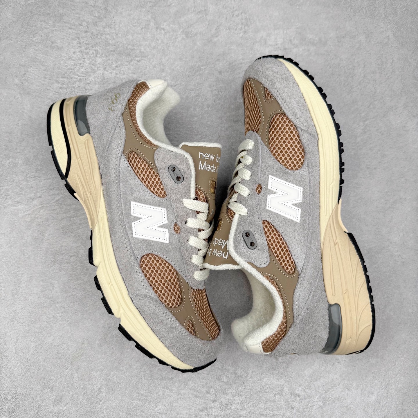 图片[3]-＃K版纯原福利 New Balance 新百伦NB993总统复古慢跑鞋 鞋身以网眼鞋面结合同色系优质麂皮革构成，鞋舌处点缀 New Balance Made In USA 同色系刺绣标识，彰显鞋款身份。鞋侧点缀银色 \\\”993\\\” 字样，丰富鞋身设计的同时，构建时尚外观。鞋款搭载 ABZORB 缓震系统，通过缓冲和抗压性的结合来吸收冲击力，舒适功能升级。同时搭配泛黄做旧中底，打造丰富层次感，缔造出色复古韵味。尺码：36 37 37.5 38 38.5 39 40 40.5 41.5 42 42.5 43 44 44.5 45-选品中心