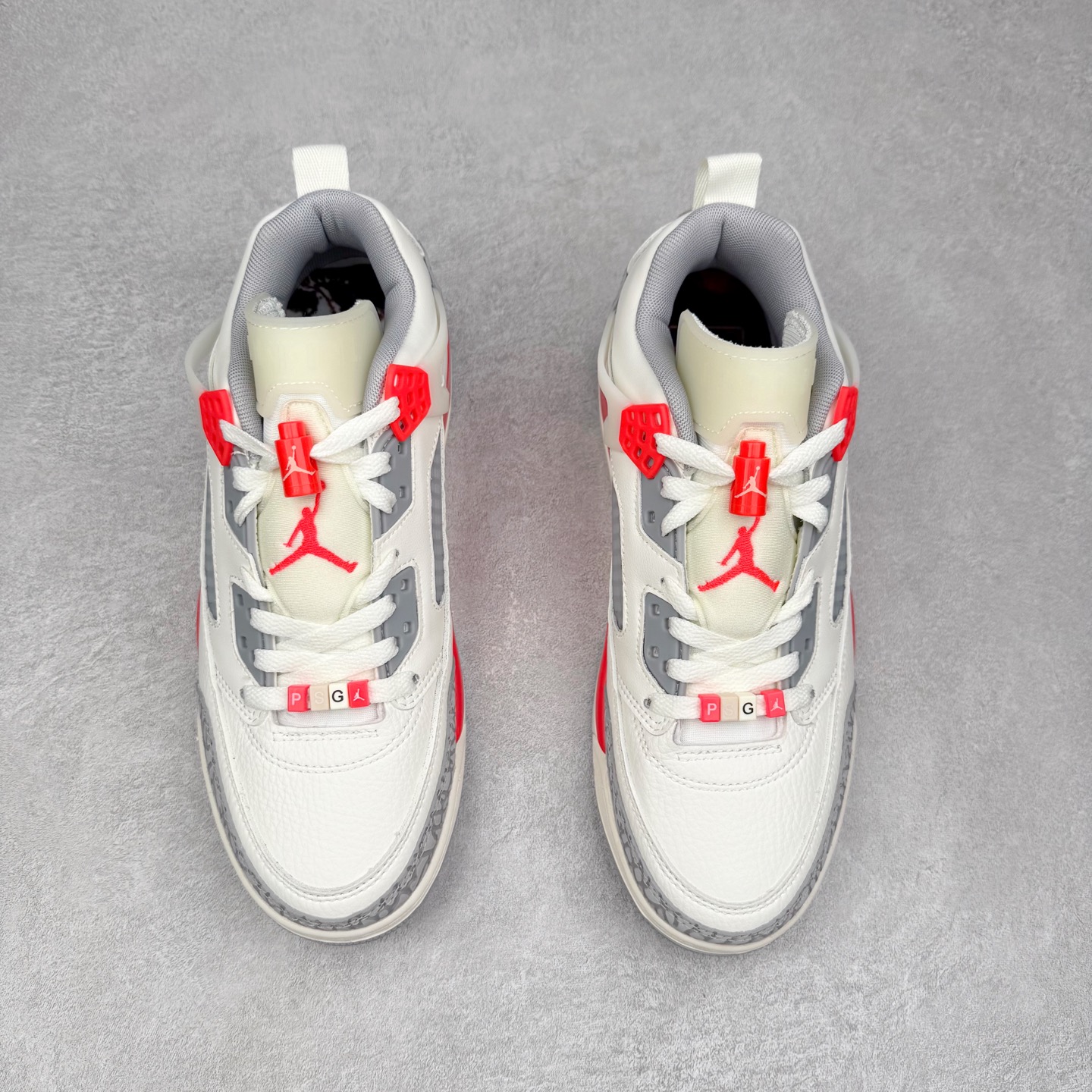 图片[2]-Jordan Spizike Low AJ复古低帮篮球鞋 这款鞋子著名导演斯派克李的Jordan Spizike专属 预计于明年夏季推出全新低帮版本 将包括三款配色 经典爆裂纹非常复古 两款配色分别以大学红和黑曜石蓝进行区分 鞋身设计中依旧带有大象爆裂纹、鞋侧束带、塑胶网布等经典元素 之后 在鞋舌、内衬以及鞋底等位置缀以大学红和黑曜石蓝搭配 带来全新造型 尺码：36 36.5 37.5 38 38.5 39 40 40.5 41 42 42.5 43 44 44.5 45 46-选品中心