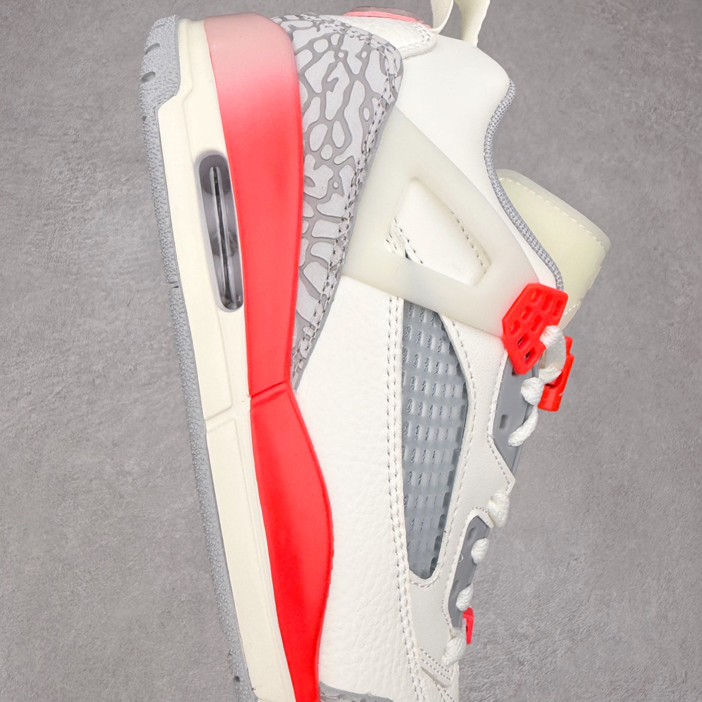 图片[6]-Jordan Spizike Low AJ复古低帮篮球鞋 这款鞋子著名导演斯派克李的Jordan Spizike专属 预计于明年夏季推出全新低帮版本 将包括三款配色 经典爆裂纹非常复古 两款配色分别以大学红和黑曜石蓝进行区分 鞋身设计中依旧带有大象爆裂纹、鞋侧束带、塑胶网布等经典元素 之后 在鞋舌、内衬以及鞋底等位置缀以大学红和黑曜石蓝搭配 带来全新造型 尺码：36 36.5 37.5 38 38.5 39 40 40.5 41 42 42.5 43 44 44.5 45 46-选品中心