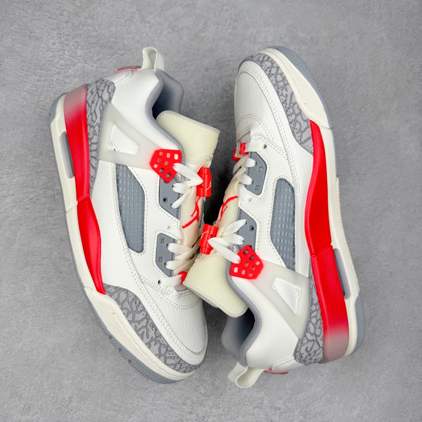 图片[3]-Jordan Spizike Low AJ复古低帮篮球鞋 这款鞋子著名导演斯派克李的Jordan Spizike专属 预计于明年夏季推出全新低帮版本 将包括三款配色 经典爆裂纹非常复古 两款配色分别以大学红和黑曜石蓝进行区分 鞋身设计中依旧带有大象爆裂纹、鞋侧束带、塑胶网布等经典元素 之后 在鞋舌、内衬以及鞋底等位置缀以大学红和黑曜石蓝搭配 带来全新造型 尺码：36 36.5 37.5 38 38.5 39 40 40.5 41 42 42.5 43 44 44.5 45 46-选品中心