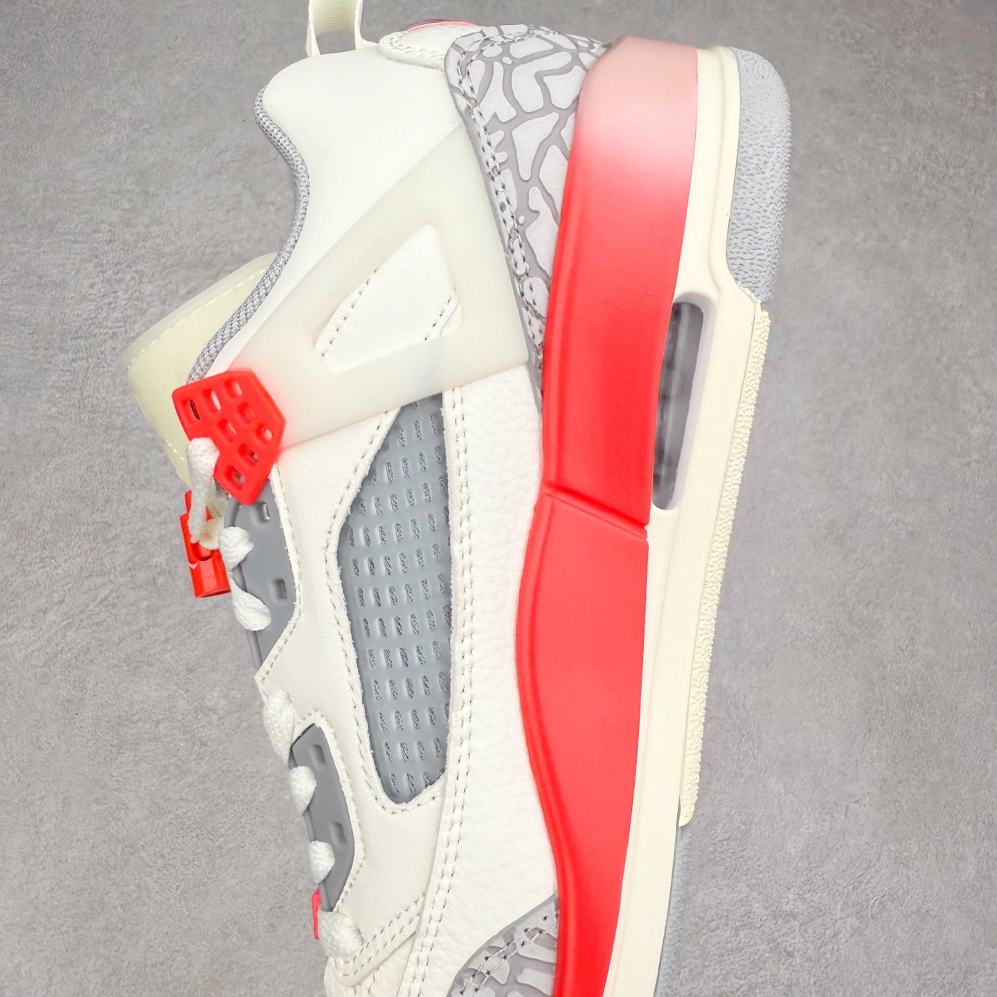 图片[7]-Jordan Spizike Low AJ复古低帮篮球鞋 这款鞋子著名导演斯派克李的Jordan Spizike专属 预计于明年夏季推出全新低帮版本 将包括三款配色 经典爆裂纹非常复古 两款配色分别以大学红和黑曜石蓝进行区分 鞋身设计中依旧带有大象爆裂纹、鞋侧束带、塑胶网布等经典元素 之后 在鞋舌、内衬以及鞋底等位置缀以大学红和黑曜石蓝搭配 带来全新造型 尺码：36 36.5 37.5 38 38.5 39 40 40.5 41 42 42.5 43 44 44.5 45 46-选品中心