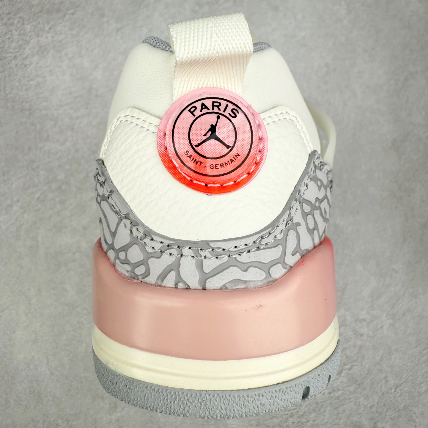 图片[8]-Jordan Spizike Low AJ复古低帮篮球鞋 这款鞋子著名导演斯派克李的Jordan Spizike专属 预计于明年夏季推出全新低帮版本 将包括三款配色 经典爆裂纹非常复古 两款配色分别以大学红和黑曜石蓝进行区分 鞋身设计中依旧带有大象爆裂纹、鞋侧束带、塑胶网布等经典元素 之后 在鞋舌、内衬以及鞋底等位置缀以大学红和黑曜石蓝搭配 带来全新造型 尺码：36 36.5 37.5 38 38.5 39 40 40.5 41 42 42.5 43 44 44.5 45 46-选品中心