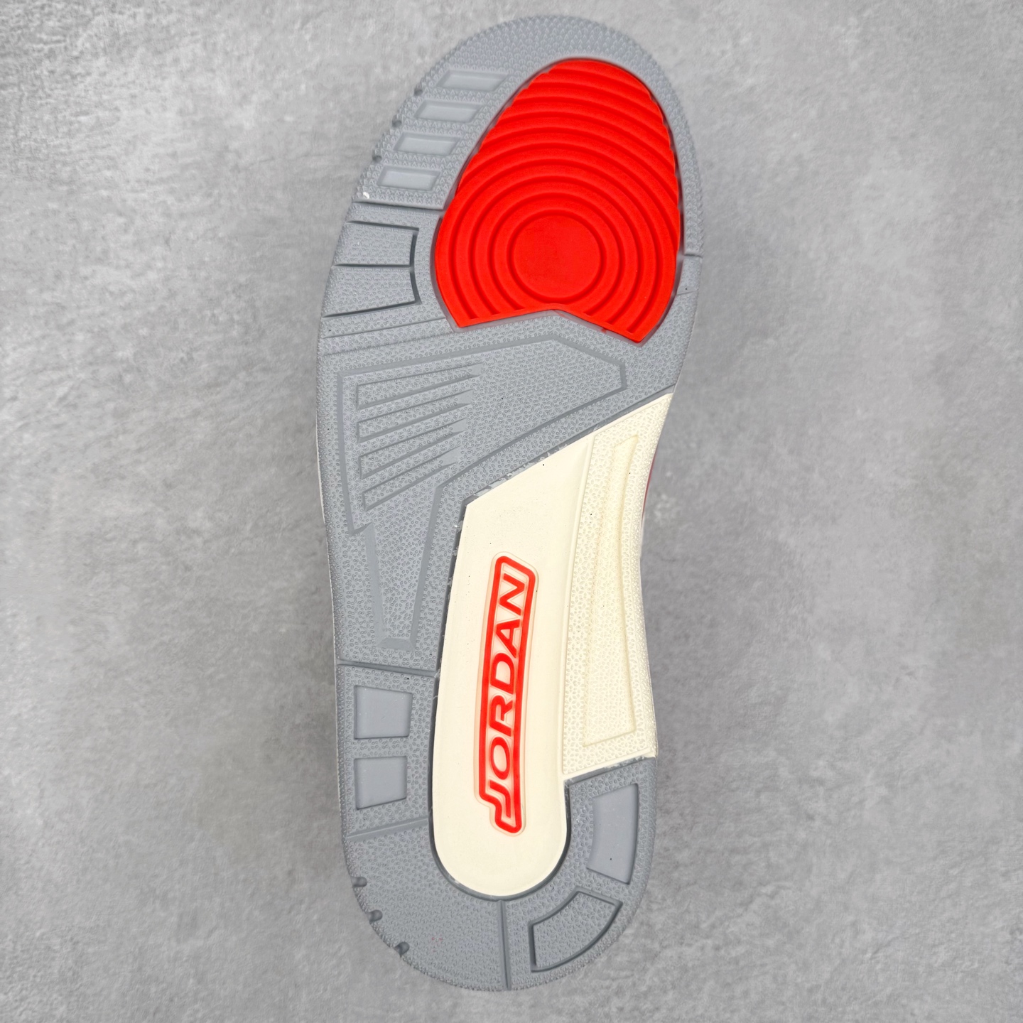 图片[9]-Jordan Spizike Low AJ复古低帮篮球鞋 这款鞋子著名导演斯派克李的Jordan Spizike专属 预计于明年夏季推出全新低帮版本 将包括三款配色 经典爆裂纹非常复古 两款配色分别以大学红和黑曜石蓝进行区分 鞋身设计中依旧带有大象爆裂纹、鞋侧束带、塑胶网布等经典元素 之后 在鞋舌、内衬以及鞋底等位置缀以大学红和黑曜石蓝搭配 带来全新造型 尺码：36 36.5 37.5 38 38.5 39 40 40.5 41 42 42.5 43 44 44.5 45 46-选品中心