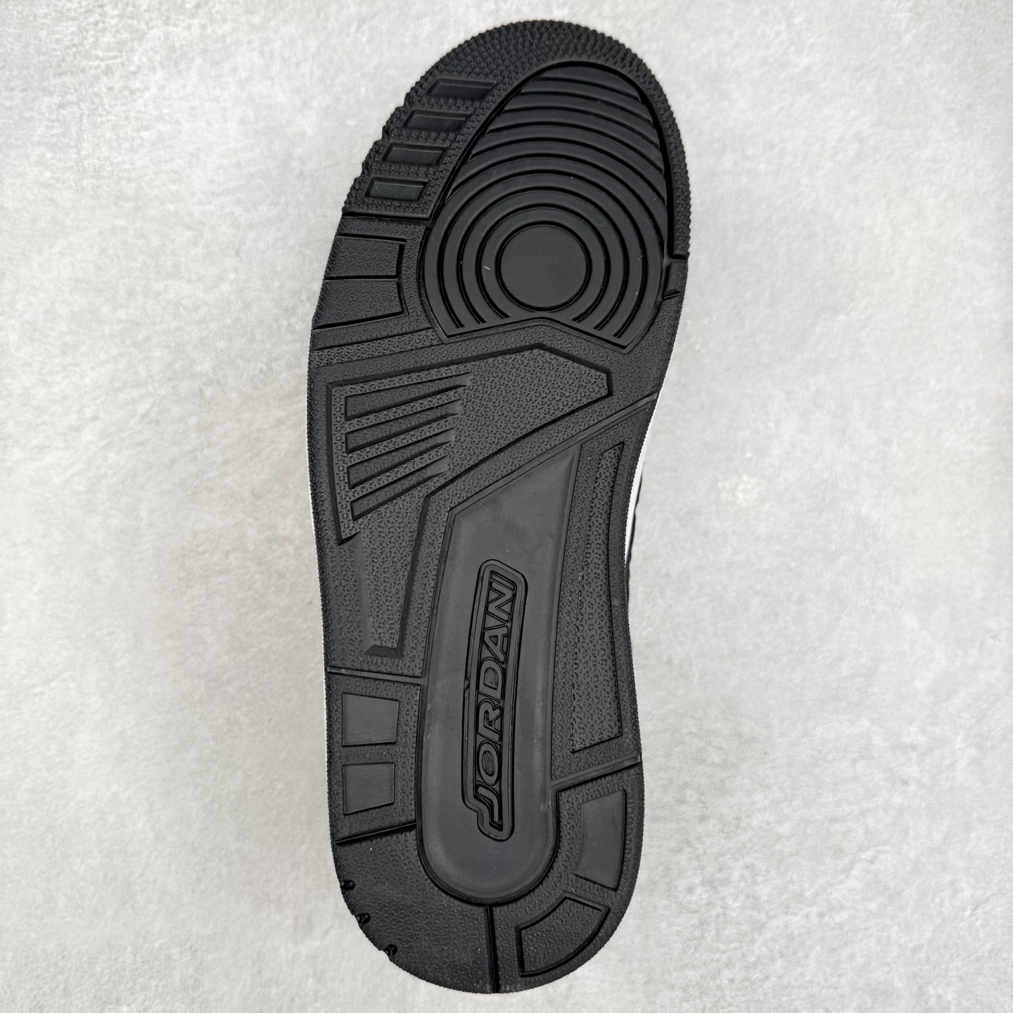 图片[9]-Jordan Spizike Low AJ复古低帮篮球鞋 这款鞋子著名导演斯派克李的Jordan Spizike专属 预计于明年夏季推出全新低帮版本 将包括三款配色 经典爆裂纹非常复古 两款配色分别以大学红和黑曜石蓝进行区分 鞋身设计中依旧带有大象爆裂纹、鞋侧束带、塑胶网布等经典元素 之后 在鞋舌、内衬以及鞋底等位置缀以大学红和黑曜石蓝搭配 带来全新造型 尺码：36 36.5 37.5 38 38.5 39 40 40.5 41 42 42.5 43 44 44.5 45 46-选品中心