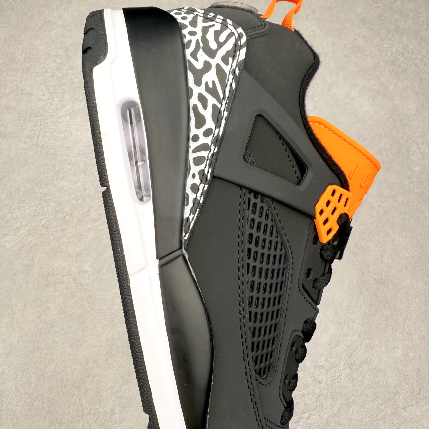 图片[6]-Jordan Spizike Low AJ复古低帮篮球鞋 这款鞋子著名导演斯派克李的Jordan Spizike专属 预计于明年夏季推出全新低帮版本 将包括三款配色 经典爆裂纹非常复古 两款配色分别以大学红和黑曜石蓝进行区分 鞋身设计中依旧带有大象爆裂纹、鞋侧束带、塑胶网布等经典元素 之后 在鞋舌、内衬以及鞋底等位置缀以大学红和黑曜石蓝搭配 带来全新造型 尺码：36 36.5 37.5 38 38.5 39 40 40.5 41 42 42.5 43 44 44.5 45 46-选品中心