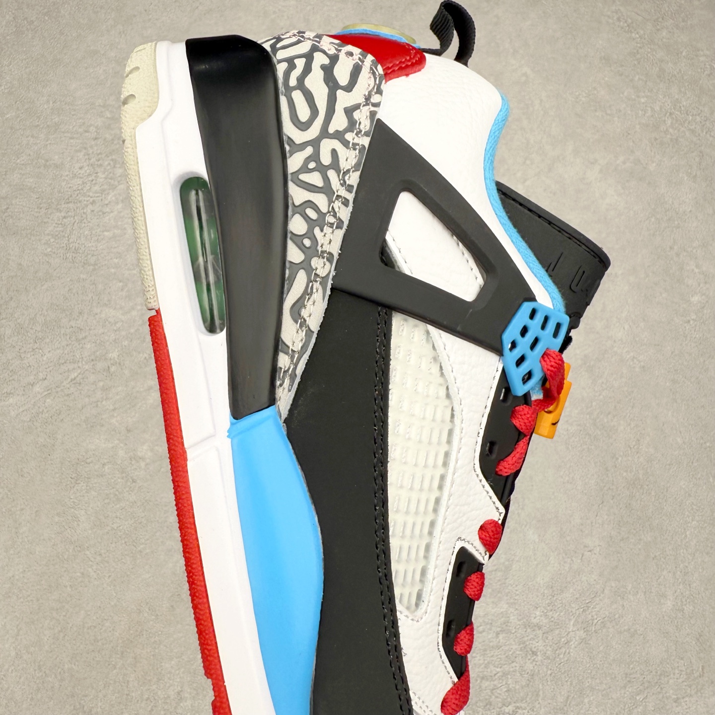 图片[6]-Jordan Spizike Low AJ复古低帮篮球鞋 这款鞋子著名导演斯派克李的Jordan Spizike专属 预计于明年夏季推出全新低帮版本 将包括三款配色 经典爆裂纹非常复古 两款配色分别以大学红和黑曜石蓝进行区分 鞋身设计中依旧带有大象爆裂纹、鞋侧束带、塑胶网布等经典元素 之后 在鞋舌、内衬以及鞋底等位置缀以大学红和黑曜石蓝搭配 带来全新造型 尺码：36 36.5 37.5 38 38.5 39 40 40.5 41 42 42.5 43 44 44.5 45 46-选品中心