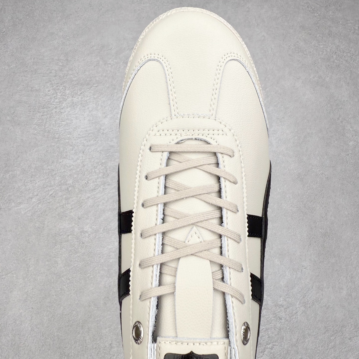 图片[4]-＃C版 Asics Onitsuka Tiger MEXICO 66 亚瑟士鬼冢虎复古经典板鞋 CNY 龙年限定 白红 市场王者选手 海外订单工厂出品 长期生产补货永不断码 超成熟稳定的做工品控 原装全套纸板楦头开发 原汁原味 完美呈现版型 私模正确鞋底咬花纹路 一比一鞋头弧度高度鞋身弧度 绝不口嗨 细节品控鞋型随意秒杀市面 原档咬花纹路私模大底 一个单元有六个三角形 总体形拼接呈现花瓣状 官方四联吊牌 原装Ortholite轻量化鞋垫 原盒原配 质保卡 说明书 钢印防尘纸 纸板中底带钢印 乳胶组合鞋垫 支持全方位的对比专柜 产品从款式颜色造型上体现出追求舒适和细节的完美 鞋类更是推崇手工制作的严谨与完美 融舒适性与可穿性的设计风格 注重细节的完美和别致魅力 既保持稳重 又不失轻松的时尚感 尺码：36 37 37.5 38 39 39.5 40 40.5 41.5 42 42.5 43.5 44 45-选品中心