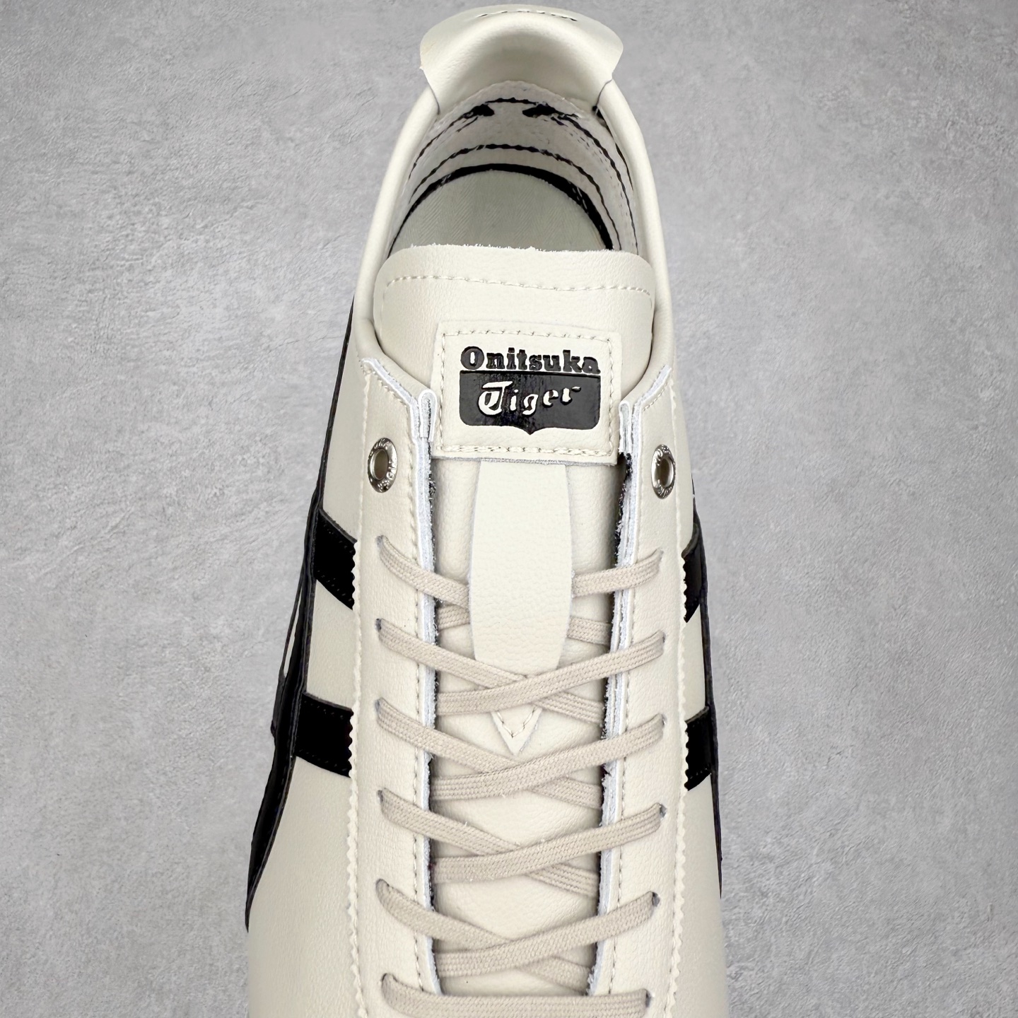 图片[5]-＃C版 Asics Onitsuka Tiger MEXICO 66 亚瑟士鬼冢虎复古经典板鞋 CNY 龙年限定 白红 市场王者选手 海外订单工厂出品 长期生产补货永不断码 超成熟稳定的做工品控 原装全套纸板楦头开发 原汁原味 完美呈现版型 私模正确鞋底咬花纹路 一比一鞋头弧度高度鞋身弧度 绝不口嗨 细节品控鞋型随意秒杀市面 原档咬花纹路私模大底 一个单元有六个三角形 总体形拼接呈现花瓣状 官方四联吊牌 原装Ortholite轻量化鞋垫 原盒原配 质保卡 说明书 钢印防尘纸 纸板中底带钢印 乳胶组合鞋垫 支持全方位的对比专柜 产品从款式颜色造型上体现出追求舒适和细节的完美 鞋类更是推崇手工制作的严谨与完美 融舒适性与可穿性的设计风格 注重细节的完美和别致魅力 既保持稳重 又不失轻松的时尚感 尺码：36 37 37.5 38 39 39.5 40 40.5 41.5 42 42.5 43.5 44 45-选品中心