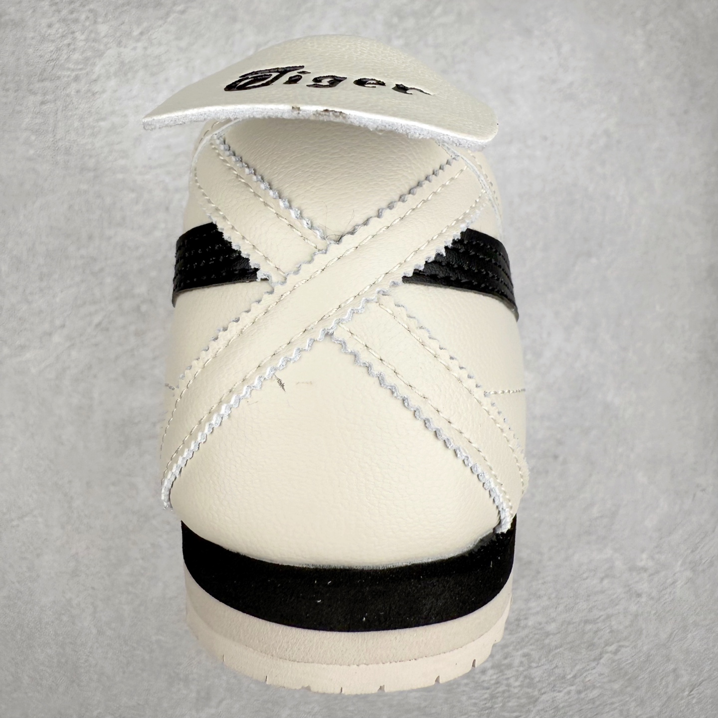 图片[8]-＃C版 Asics Onitsuka Tiger MEXICO 66 亚瑟士鬼冢虎复古经典板鞋 CNY 龙年限定 白红 市场王者选手 海外订单工厂出品 长期生产补货永不断码 超成熟稳定的做工品控 原装全套纸板楦头开发 原汁原味 完美呈现版型 私模正确鞋底咬花纹路 一比一鞋头弧度高度鞋身弧度 绝不口嗨 细节品控鞋型随意秒杀市面 原档咬花纹路私模大底 一个单元有六个三角形 总体形拼接呈现花瓣状 官方四联吊牌 原装Ortholite轻量化鞋垫 原盒原配 质保卡 说明书 钢印防尘纸 纸板中底带钢印 乳胶组合鞋垫 支持全方位的对比专柜 产品从款式颜色造型上体现出追求舒适和细节的完美 鞋类更是推崇手工制作的严谨与完美 融舒适性与可穿性的设计风格 注重细节的完美和别致魅力 既保持稳重 又不失轻松的时尚感 尺码：36 37 37.5 38 39 39.5 40 40.5 41.5 42 42.5 43.5 44 45-选品中心