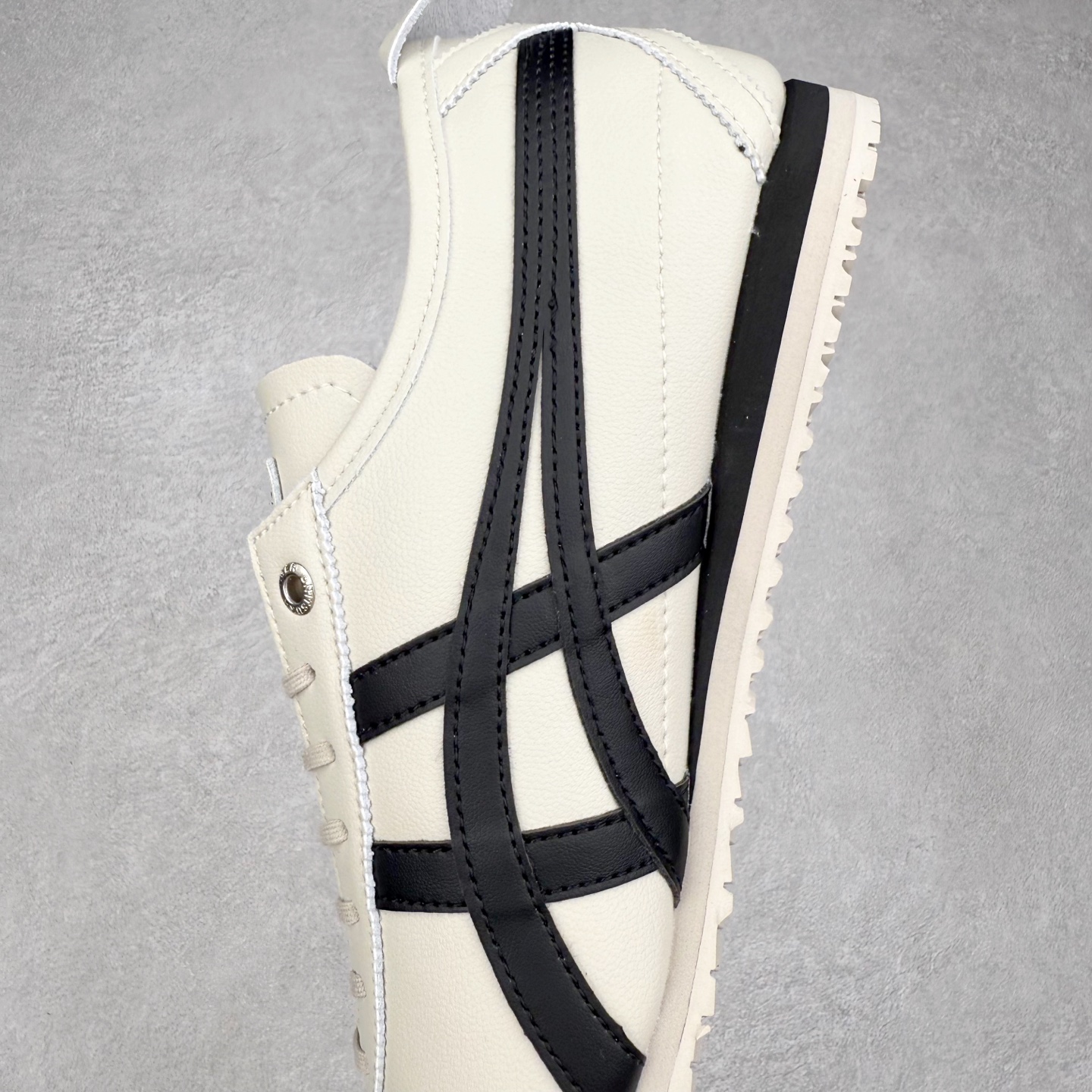 图片[7]-＃C版 Asics Onitsuka Tiger MEXICO 66 亚瑟士鬼冢虎复古经典板鞋 CNY 龙年限定 白红 市场王者选手 海外订单工厂出品 长期生产补货永不断码 超成熟稳定的做工品控 原装全套纸板楦头开发 原汁原味 完美呈现版型 私模正确鞋底咬花纹路 一比一鞋头弧度高度鞋身弧度 绝不口嗨 细节品控鞋型随意秒杀市面 原档咬花纹路私模大底 一个单元有六个三角形 总体形拼接呈现花瓣状 官方四联吊牌 原装Ortholite轻量化鞋垫 原盒原配 质保卡 说明书 钢印防尘纸 纸板中底带钢印 乳胶组合鞋垫 支持全方位的对比专柜 产品从款式颜色造型上体现出追求舒适和细节的完美 鞋类更是推崇手工制作的严谨与完美 融舒适性与可穿性的设计风格 注重细节的完美和别致魅力 既保持稳重 又不失轻松的时尚感 尺码：36 37 37.5 38 39 39.5 40 40.5 41.5 42 42.5 43.5 44 45-选品中心