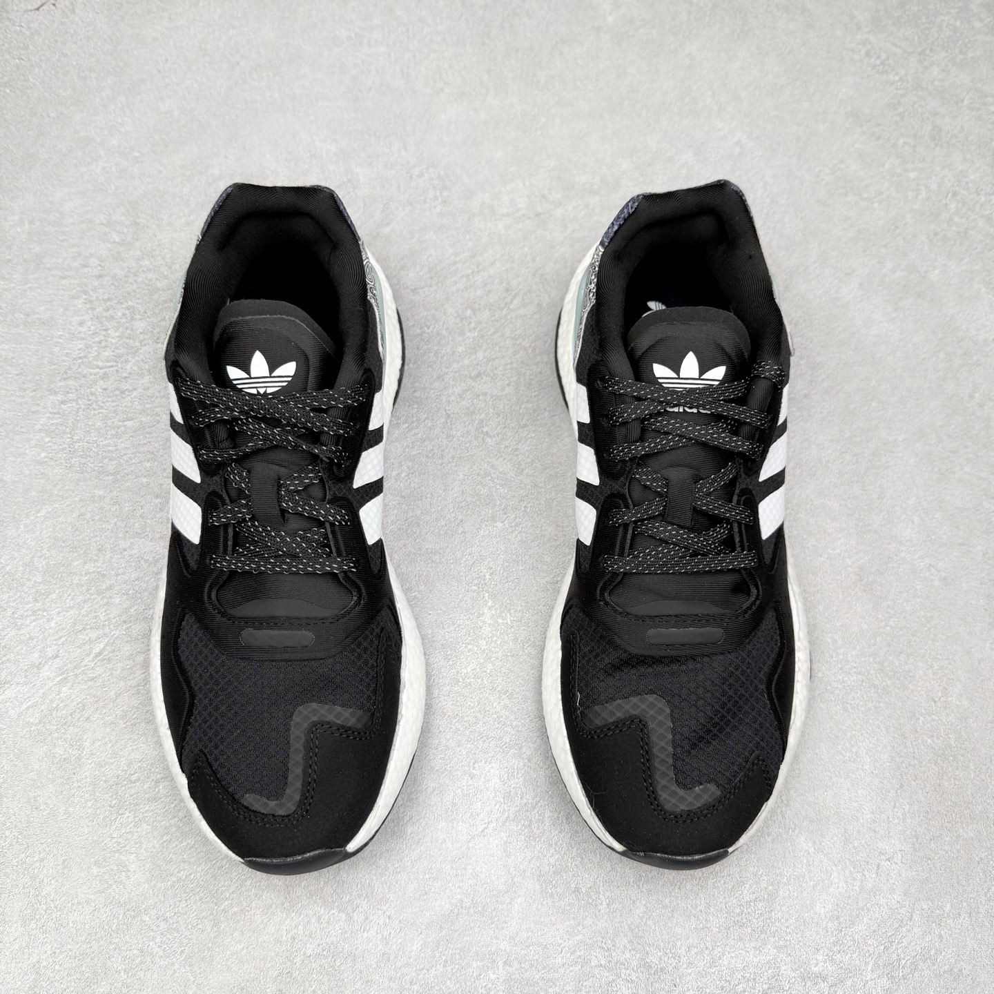 图片[2]-＃纯原福利 AD Nite Jogger 2019 Boost 联名夜行者复古跑鞋 原厂材料 原厂大底 私家独模 网布搭配麂皮拼接打造鞋面 极具复古风格鞋头及鞋跟点缀3M反光设计极为亮眼中底采用全掌 Boost 科技 厚度相当可观 脚感极佳 尺码：36 36.5 37 38 38.5 39 40 40.5 41 42 42.5 43 44 44.5 45-选品中心