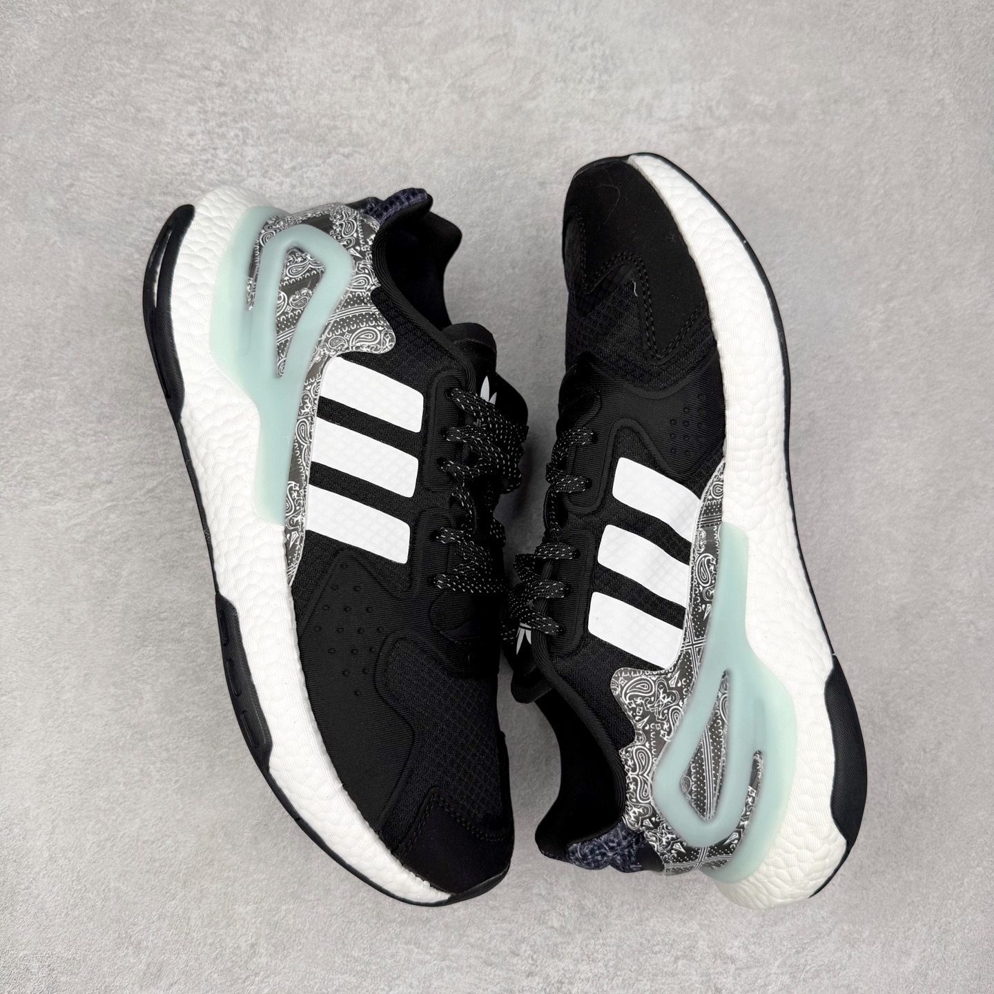 图片[3]-＃纯原福利 AD Nite Jogger 2019 Boost 联名夜行者复古跑鞋 原厂材料 原厂大底 私家独模 网布搭配麂皮拼接打造鞋面 极具复古风格鞋头及鞋跟点缀3M反光设计极为亮眼中底采用全掌 Boost 科技 厚度相当可观 脚感极佳 尺码：36 36.5 37 38 38.5 39 40 40.5 41 42 42.5 43 44 44.5 45-选品中心