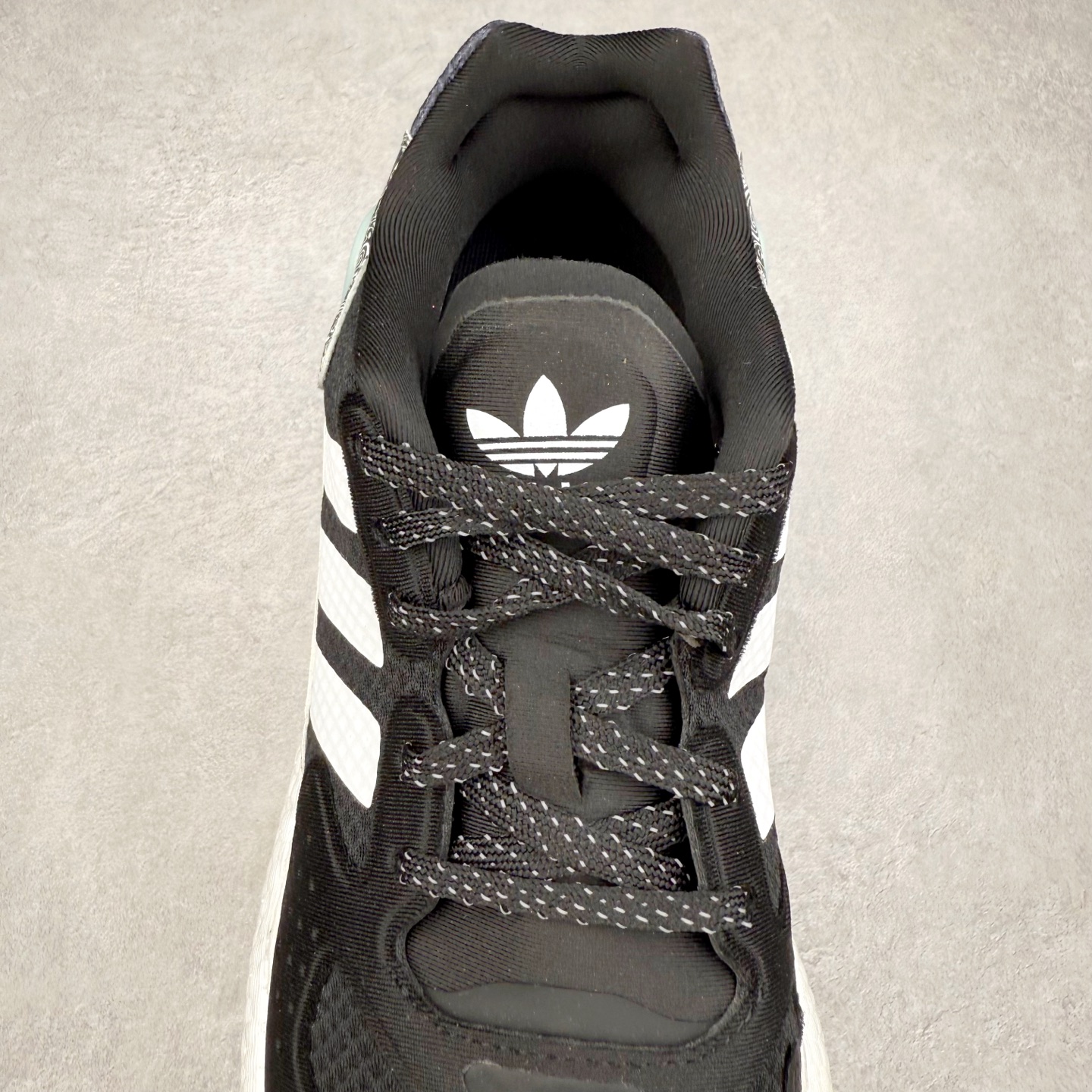 图片[5]-＃纯原福利 AD Nite Jogger 2019 Boost 联名夜行者复古跑鞋 原厂材料 原厂大底 私家独模 网布搭配麂皮拼接打造鞋面 极具复古风格鞋头及鞋跟点缀3M反光设计极为亮眼中底采用全掌 Boost 科技 厚度相当可观 脚感极佳 尺码：36 36.5 37 38 38.5 39 40 40.5 41 42 42.5 43 44 44.5 45-选品中心