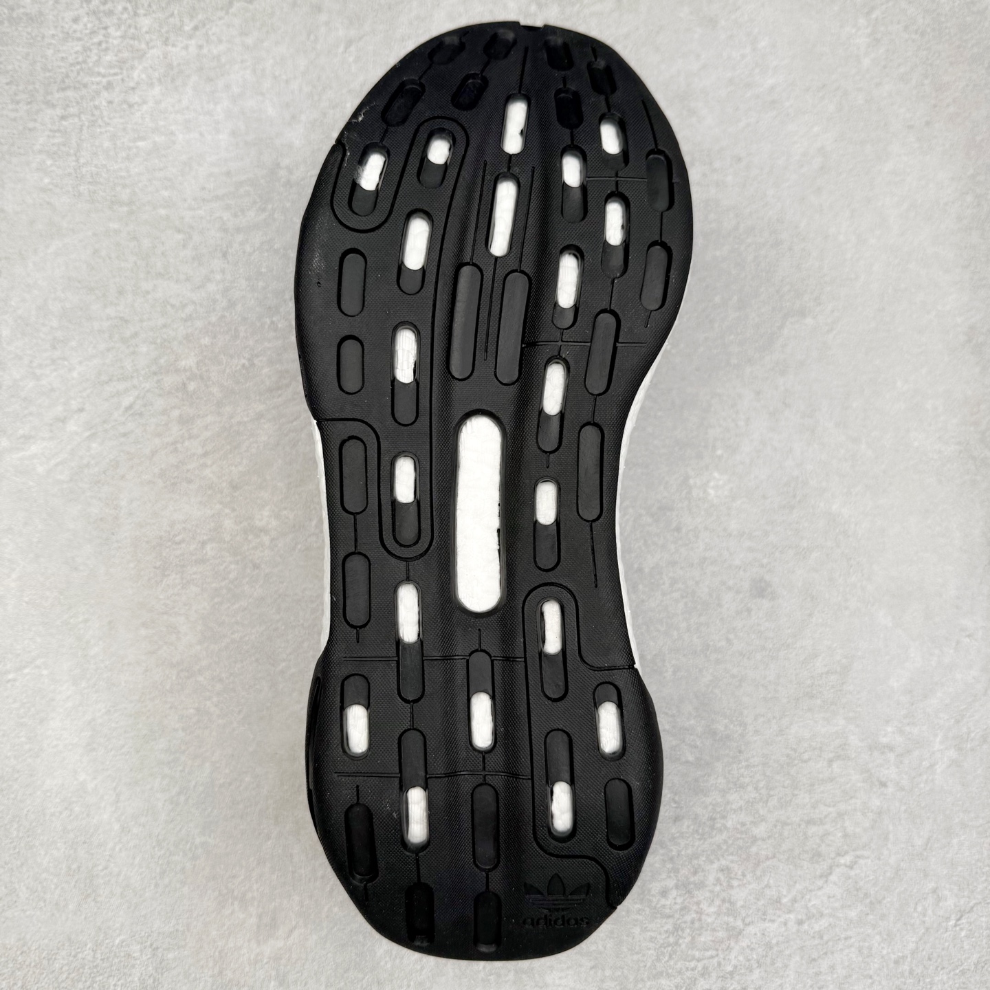 图片[9]-＃纯原福利 AD Nite Jogger 2019 Boost 联名夜行者复古跑鞋 原厂材料 原厂大底 私家独模 网布搭配麂皮拼接打造鞋面 极具复古风格鞋头及鞋跟点缀3M反光设计极为亮眼中底采用全掌 Boost 科技 厚度相当可观 脚感极佳 尺码：36 36.5 37 38 38.5 39 40 40.5 41 42 42.5 43 44 44.5 45-选品中心