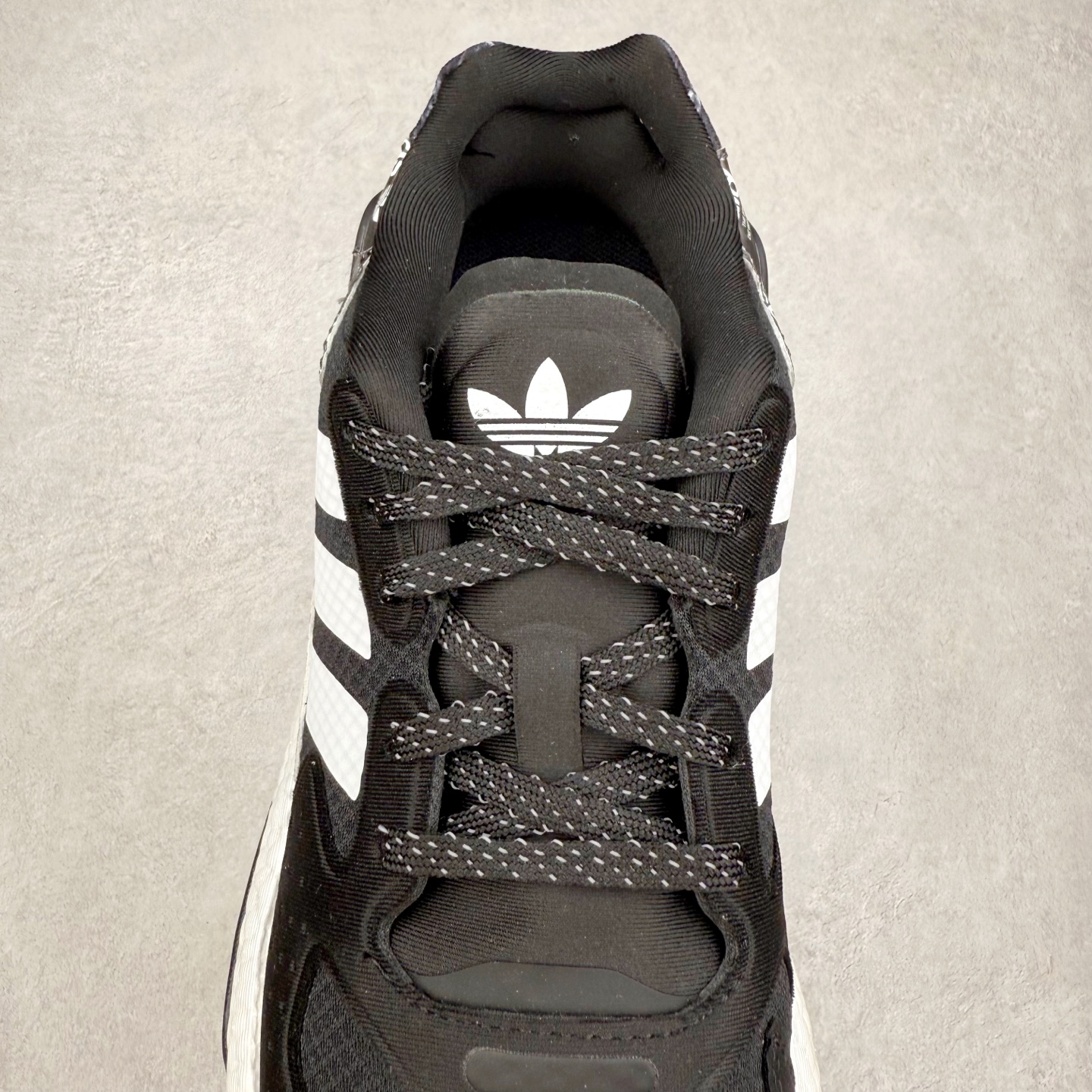 图片[5]-＃纯原福利 AD Nite Jogger 2019 Boost 联名夜行者复古跑鞋 原厂材料 原厂大底 私家独模 网布搭配麂皮拼接打造鞋面 极具复古风格鞋头及鞋跟点缀3M反光设计极为亮眼中底采用全掌 Boost 科技 厚度相当可观 脚感极佳 尺码：36 36.5 37 38 38.5 39 40 40.5 41 42 42.5 43 44 44.5 45-选品中心