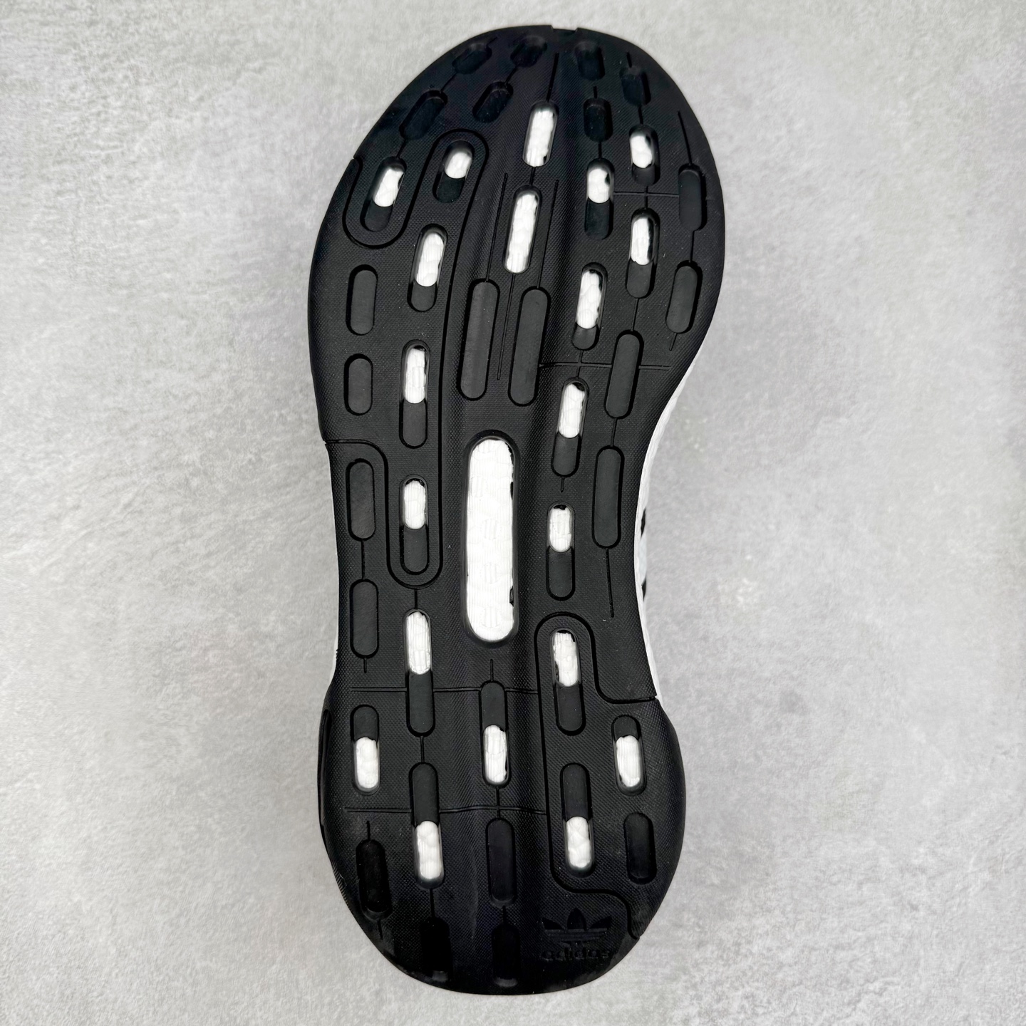 图片[9]-＃纯原福利 AD Nite Jogger 2019 Boost 联名夜行者复古跑鞋 原厂材料 原厂大底 私家独模 网布搭配麂皮拼接打造鞋面 极具复古风格鞋头及鞋跟点缀3M反光设计极为亮眼中底采用全掌 Boost 科技 厚度相当可观 脚感极佳 尺码：36 36.5 37 38 38.5 39 40 40.5 41 42 42.5 43 44 44.5 45-选品中心