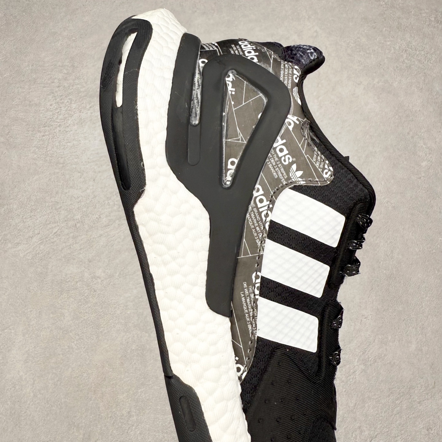 图片[6]-＃纯原福利 AD Nite Jogger 2019 Boost 联名夜行者复古跑鞋 原厂材料 原厂大底 私家独模 网布搭配麂皮拼接打造鞋面 极具复古风格鞋头及鞋跟点缀3M反光设计极为亮眼中底采用全掌 Boost 科技 厚度相当可观 脚感极佳 尺码：36 36.5 37 38 38.5 39 40 40.5 41 42 42.5 43 44 44.5 45-选品中心