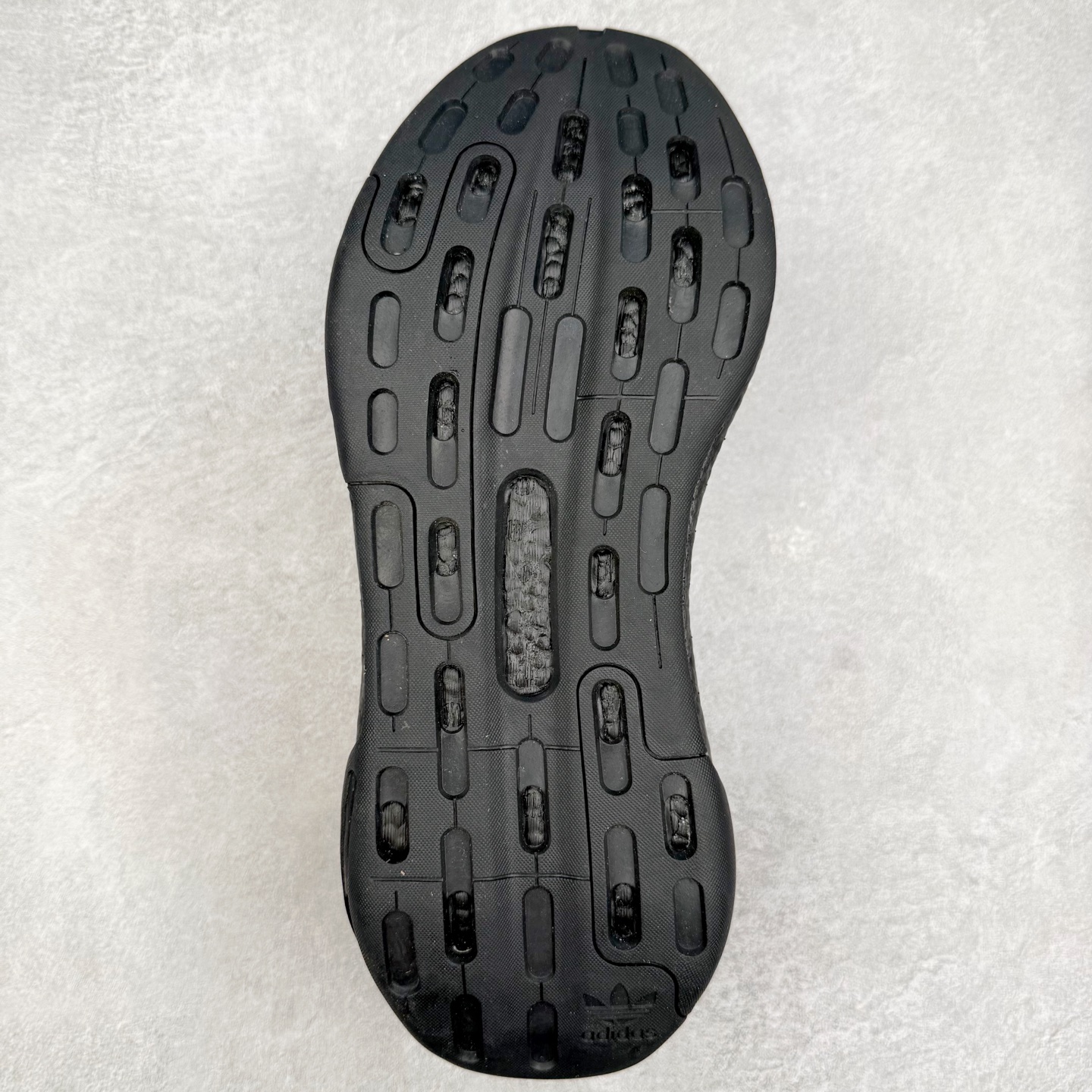 图片[9]-＃纯原福利 AD Nite Jogger 2019 Boost 联名夜行者复古跑鞋 原厂材料 原厂大底 私家独模 网布搭配麂皮拼接打造鞋面 极具复古风格鞋头及鞋跟点缀3M反光设计极为亮眼中底采用全掌 Boost 科技 厚度相当可观 脚感极佳 尺码：36 36.5 37 38 38.5 39 40 40.5 41 42 42.5 43 44 44.5 45-选品中心