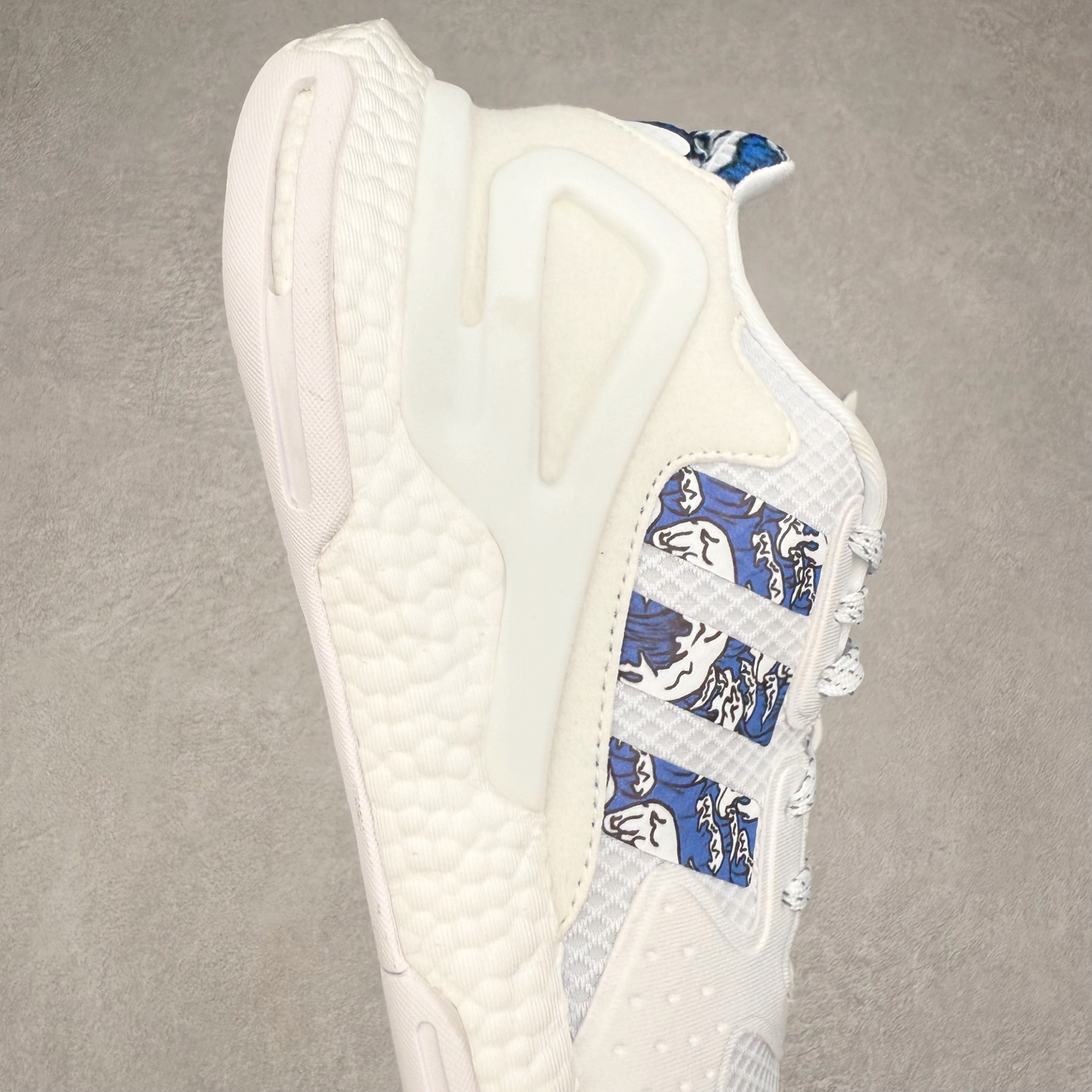 图片[6]-＃纯原福利 AD Nite Jogger 2019 Boost 联名夜行者复古跑鞋 原厂材料 原厂大底 私家独模 网布搭配麂皮拼接打造鞋面 极具复古风格鞋头及鞋跟点缀3M反光设计极为亮眼中底采用全掌 Boost 科技 厚度相当可观 脚感极佳 尺码：36 36.5 37 38 38.5 39 40 40.5 41 42 42.5 43 44 44.5 45-选品中心