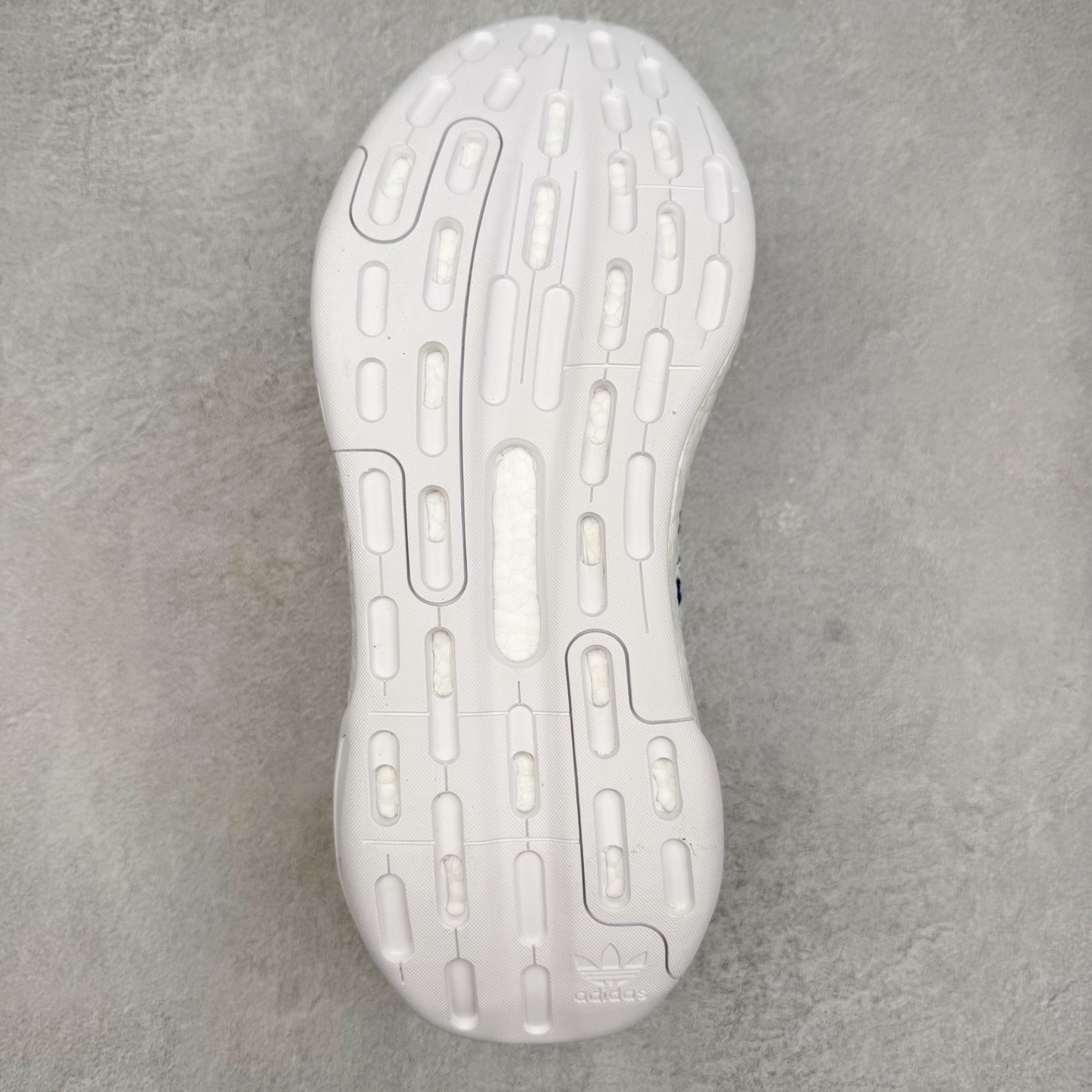 图片[9]-＃纯原福利 AD Nite Jogger 2019 Boost 联名夜行者复古跑鞋 原厂材料 原厂大底 私家独模 网布搭配麂皮拼接打造鞋面 极具复古风格鞋头及鞋跟点缀3M反光设计极为亮眼中底采用全掌 Boost 科技 厚度相当可观 脚感极佳 尺码：36 36.5 37 38 38.5 39 40 40.5 41 42 42.5 43 44 44.5 45-选品中心