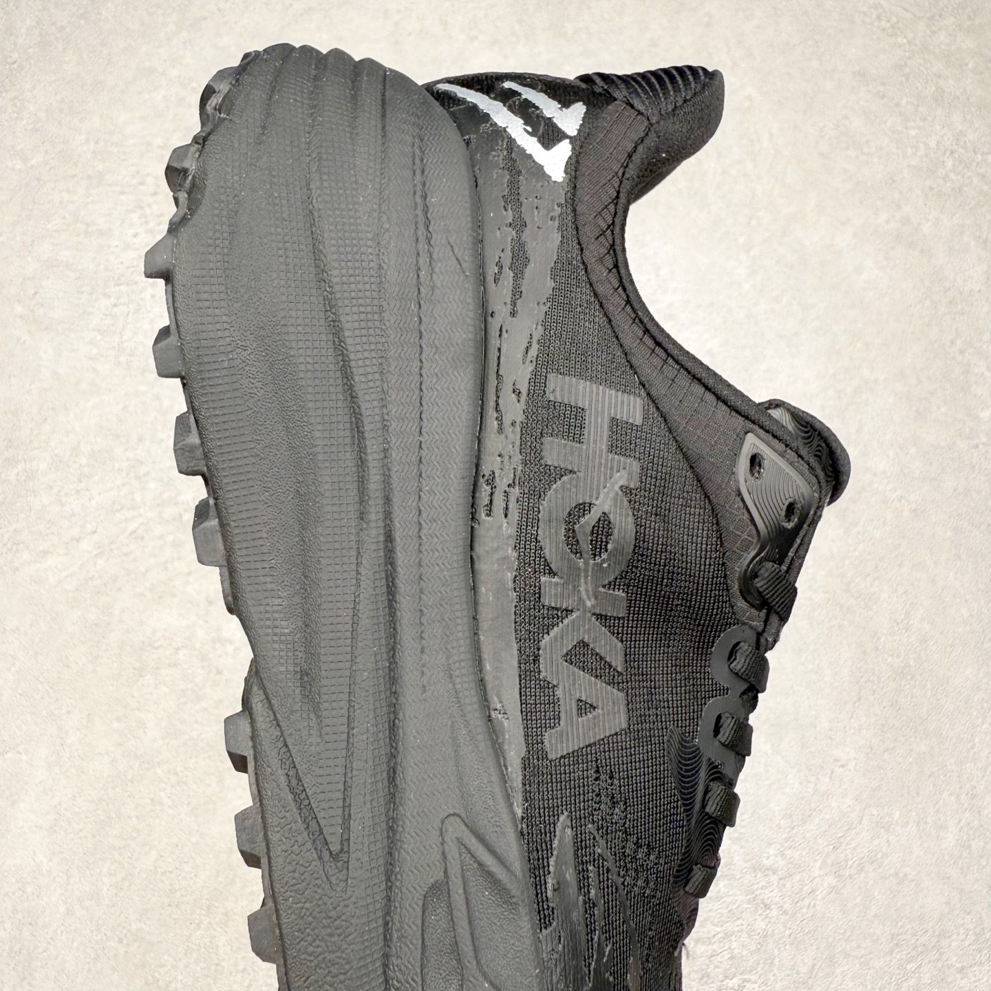 图片[6]-HOKA ONE ONE Stinson 7 ATR 斯廷森7代系列低帮全地形厚底轻量运动越野跑鞋 HOKA ONE ONE总是以独特的方式 Stinson ATR 主打整个HOKA系列中最出色最厚中底设计 堪称名副其实的“减震王” 这一款多功能全地形跑鞋采用以废旧塑料制成的尤尼菲 Reprieve再生面料 比其前代产品的重量更轻、稳定性更高 与鞋带一体化设计的全新孔眼可提供独立的支撑 精心打磨的后跟鞋口圈可带来松软契合的舒适脚感 而紧密分布的凸耳则可以确保绝佳的稳定性 尺码：36 36.5 37.5 38 38.5 39 40 40.5 41 42 42.5 43 44 44.5 45-选品中心