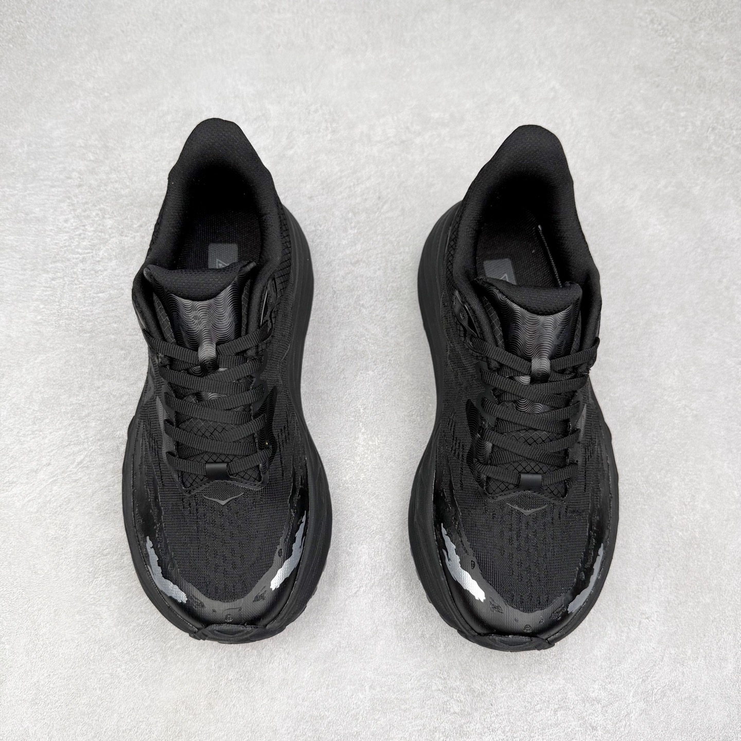 图片[2]-HOKA ONE ONE Stinson 7 ATR 斯廷森7代系列低帮全地形厚底轻量运动越野跑鞋 HOKA ONE ONE总是以独特的方式 Stinson ATR 主打整个HOKA系列中最出色最厚中底设计 堪称名副其实的“减震王” 这一款多功能全地形跑鞋采用以废旧塑料制成的尤尼菲 Reprieve再生面料 比其前代产品的重量更轻、稳定性更高 与鞋带一体化设计的全新孔眼可提供独立的支撑 精心打磨的后跟鞋口圈可带来松软契合的舒适脚感 而紧密分布的凸耳则可以确保绝佳的稳定性 尺码：36 36.5 37.5 38 38.5 39 40 40.5 41 42 42.5 43 44 44.5 45-选品中心