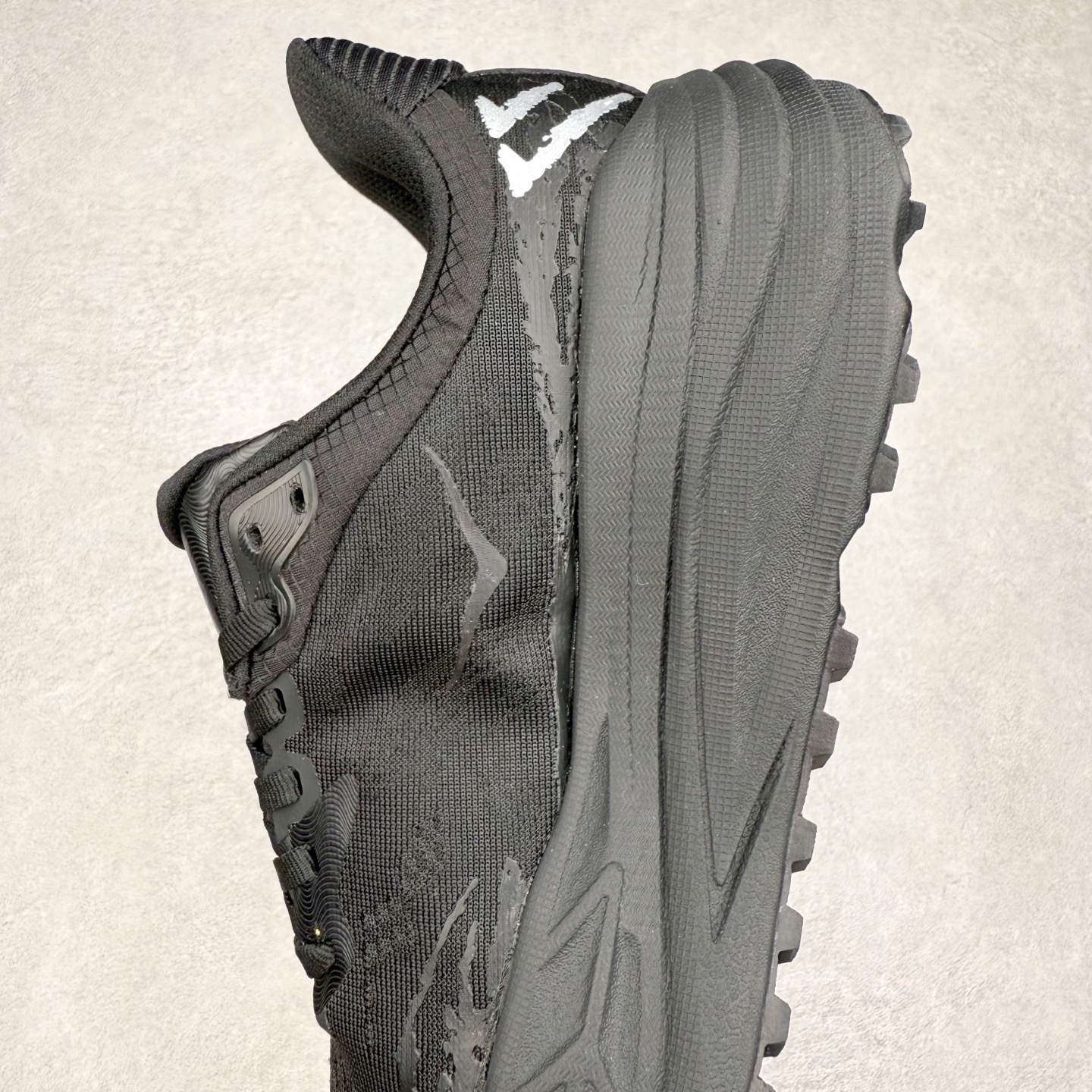 图片[7]-HOKA ONE ONE Stinson 7 ATR 斯廷森7代系列低帮全地形厚底轻量运动越野跑鞋 HOKA ONE ONE总是以独特的方式 Stinson ATR 主打整个HOKA系列中最出色最厚中底设计 堪称名副其实的“减震王” 这一款多功能全地形跑鞋采用以废旧塑料制成的尤尼菲 Reprieve再生面料 比其前代产品的重量更轻、稳定性更高 与鞋带一体化设计的全新孔眼可提供独立的支撑 精心打磨的后跟鞋口圈可带来松软契合的舒适脚感 而紧密分布的凸耳则可以确保绝佳的稳定性 尺码：36 36.5 37.5 38 38.5 39 40 40.5 41 42 42.5 43 44 44.5 45-选品中心