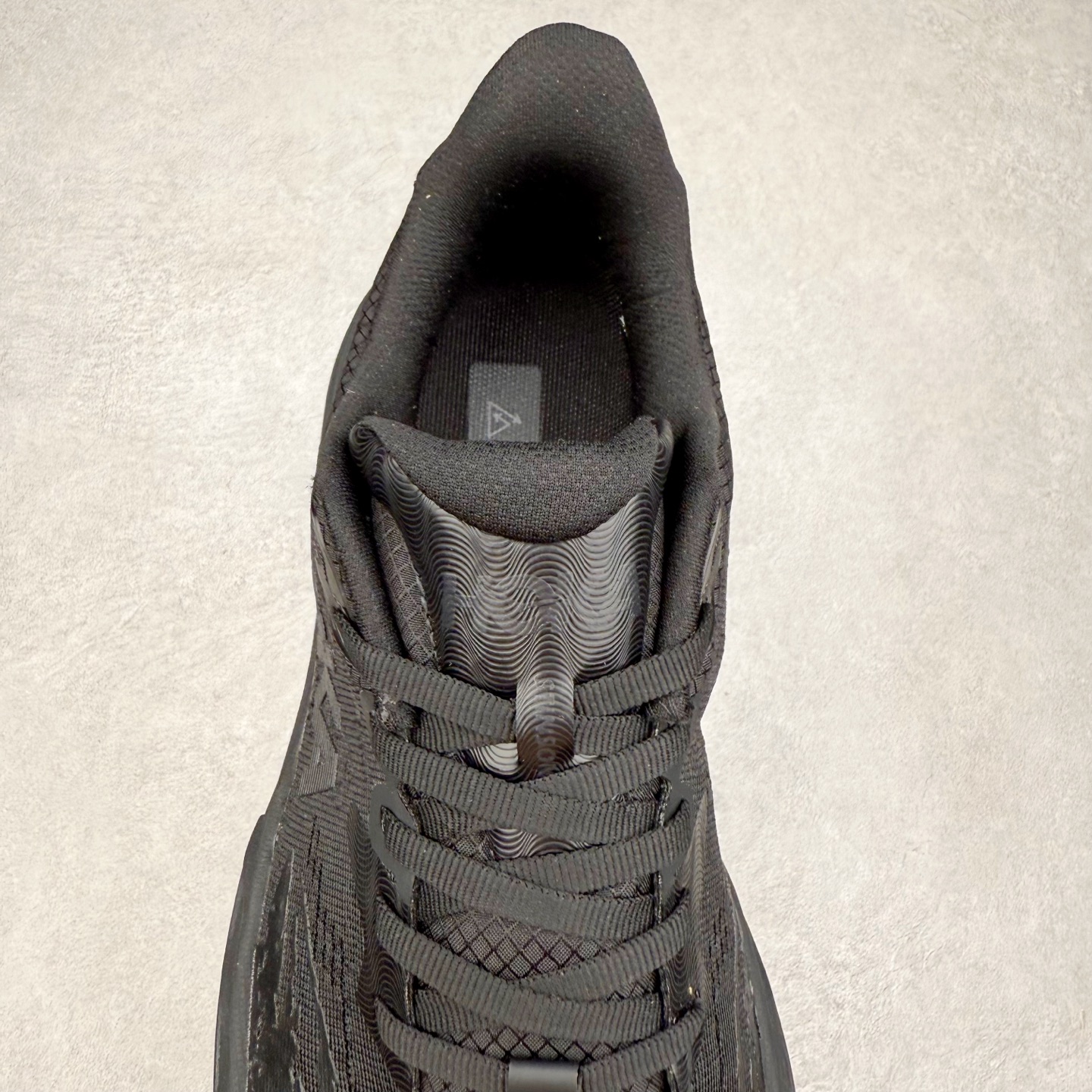 图片[5]-HOKA ONE ONE Stinson 7 ATR 斯廷森7代系列低帮全地形厚底轻量运动越野跑鞋 HOKA ONE ONE总是以独特的方式 Stinson ATR 主打整个HOKA系列中最出色最厚中底设计 堪称名副其实的“减震王” 这一款多功能全地形跑鞋采用以废旧塑料制成的尤尼菲 Reprieve再生面料 比其前代产品的重量更轻、稳定性更高 与鞋带一体化设计的全新孔眼可提供独立的支撑 精心打磨的后跟鞋口圈可带来松软契合的舒适脚感 而紧密分布的凸耳则可以确保绝佳的稳定性 尺码：36 36.5 37.5 38 38.5 39 40 40.5 41 42 42.5 43 44 44.5 45-选品中心