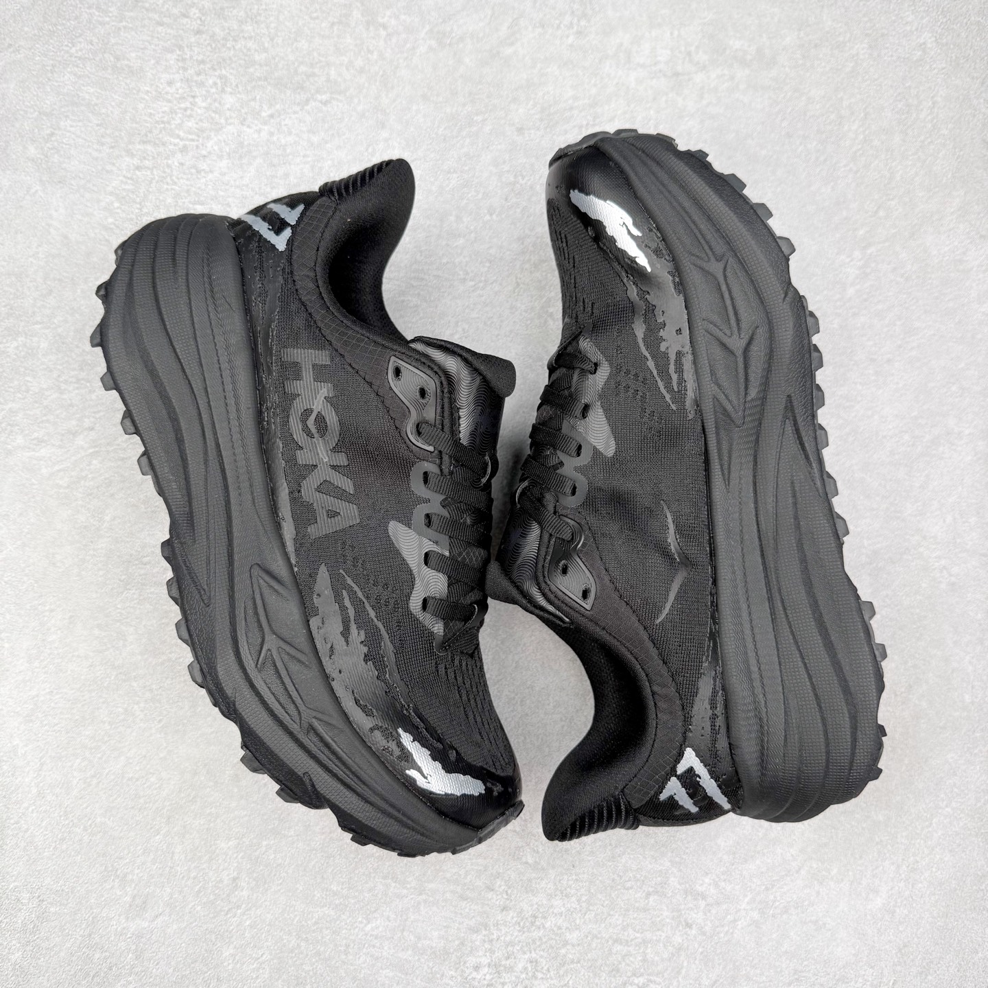 图片[3]-HOKA ONE ONE Stinson 7 ATR 斯廷森7代系列低帮全地形厚底轻量运动越野跑鞋 HOKA ONE ONE总是以独特的方式 Stinson ATR 主打整个HOKA系列中最出色最厚中底设计 堪称名副其实的“减震王” 这一款多功能全地形跑鞋采用以废旧塑料制成的尤尼菲 Reprieve再生面料 比其前代产品的重量更轻、稳定性更高 与鞋带一体化设计的全新孔眼可提供独立的支撑 精心打磨的后跟鞋口圈可带来松软契合的舒适脚感 而紧密分布的凸耳则可以确保绝佳的稳定性 尺码：36 36.5 37.5 38 38.5 39 40 40.5 41 42 42.5 43 44 44.5 45-选品中心