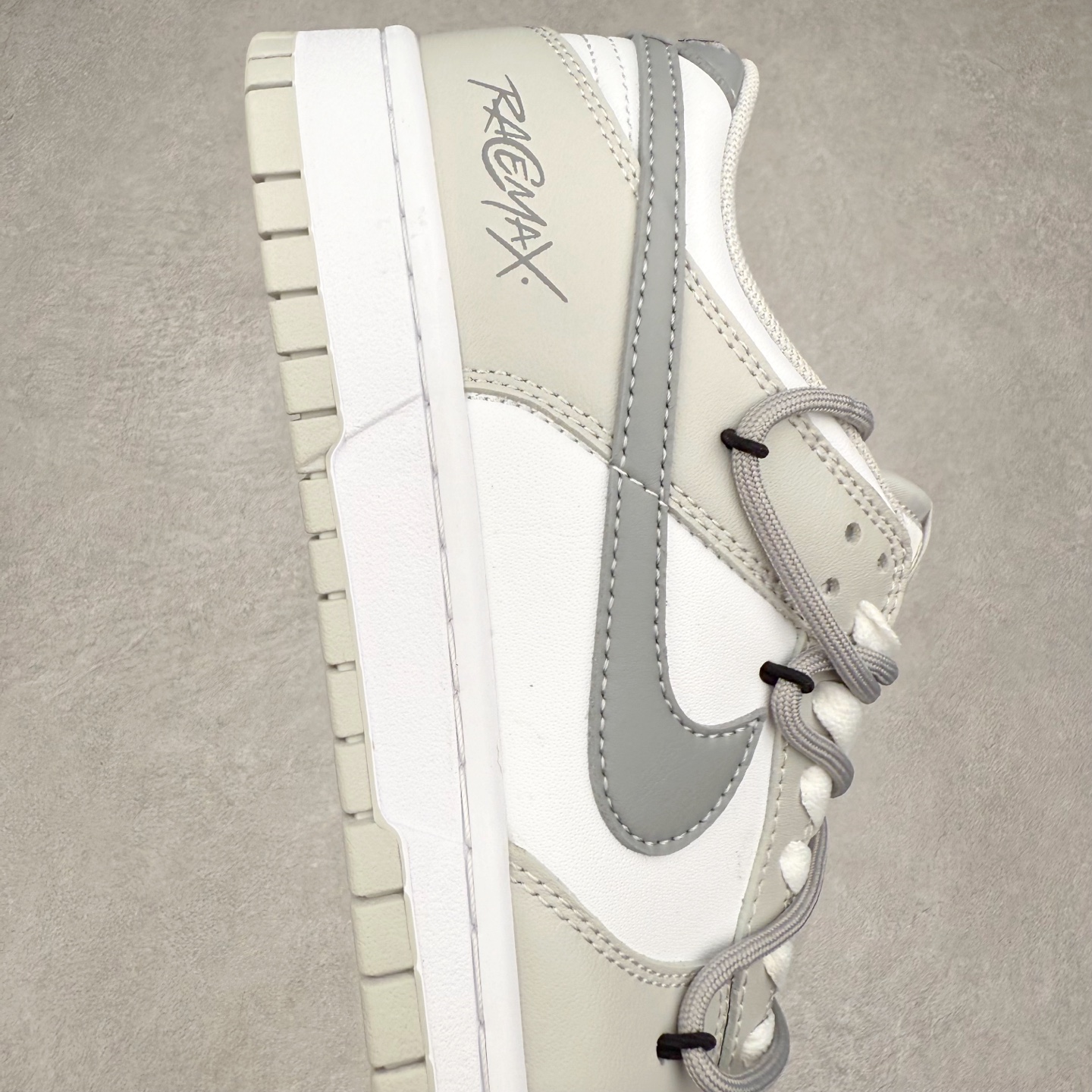 图片[6]-NK Dunk Low DD1391-103 定制系列天花板 无原鞋不开发 全系列得物原鞋一比一校对开发 配色持续更新中 终端对接 优势输出 全套原厂楦头原纸板数据档案倾力打造 原汁原味莞产 极致还原 圈内最强针车工艺 高端零售指定版 广东原厂配套原盒原标 鞋盒分三个尺码段 原厂冲刀 超高清洁度 全鞋零毛边皮料切割 采用原厂百宏鞋带以及原厂百宏织唛舌标 内标可供原厂几率过验 进口原装条纹中底布 四线拉帮白色点胶 原厂拉帮手法遵循公司 原厂电绣 极致还原 尺码：36 36.5 37.5 38 38.5 39 40 40.5 41 42 42.5 43 44 44.5 45 46-选品中心