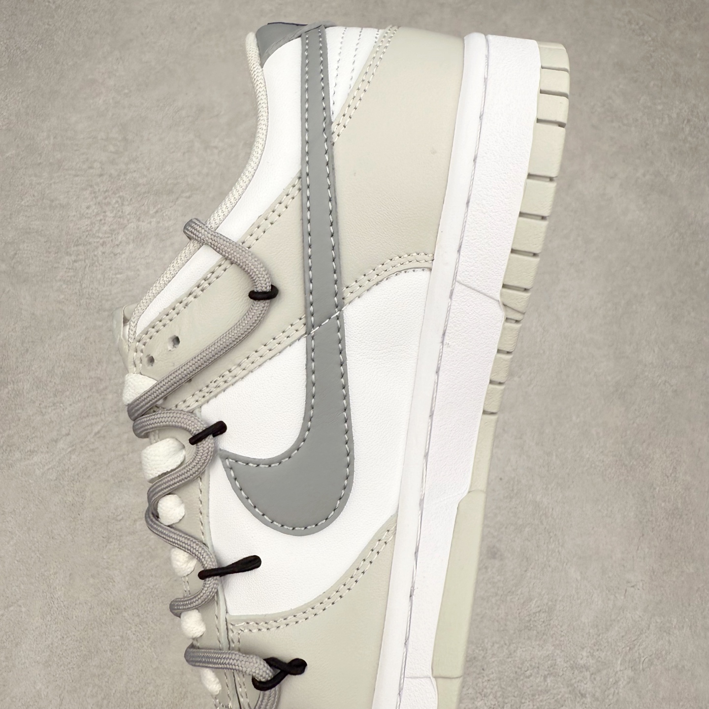 图片[7]-NK Dunk Low DD1391-103 定制系列天花板 无原鞋不开发 全系列得物原鞋一比一校对开发 配色持续更新中 终端对接 优势输出 全套原厂楦头原纸板数据档案倾力打造 原汁原味莞产 极致还原 圈内最强针车工艺 高端零售指定版 广东原厂配套原盒原标 鞋盒分三个尺码段 原厂冲刀 超高清洁度 全鞋零毛边皮料切割 采用原厂百宏鞋带以及原厂百宏织唛舌标 内标可供原厂几率过验 进口原装条纹中底布 四线拉帮白色点胶 原厂拉帮手法遵循公司 原厂电绣 极致还原 尺码：36 36.5 37.5 38 38.5 39 40 40.5 41 42 42.5 43 44 44.5 45 46-选品中心