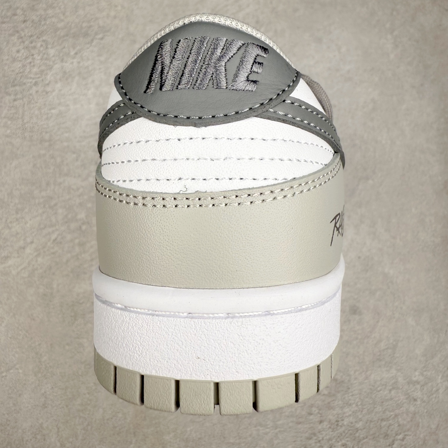 图片[8]-NK Dunk Low DD1391-103 定制系列天花板 无原鞋不开发 全系列得物原鞋一比一校对开发 配色持续更新中 终端对接 优势输出 全套原厂楦头原纸板数据档案倾力打造 原汁原味莞产 极致还原 圈内最强针车工艺 高端零售指定版 广东原厂配套原盒原标 鞋盒分三个尺码段 原厂冲刀 超高清洁度 全鞋零毛边皮料切割 采用原厂百宏鞋带以及原厂百宏织唛舌标 内标可供原厂几率过验 进口原装条纹中底布 四线拉帮白色点胶 原厂拉帮手法遵循公司 原厂电绣 极致还原 尺码：36 36.5 37.5 38 38.5 39 40 40.5 41 42 42.5 43 44 44.5 45 46-选品中心