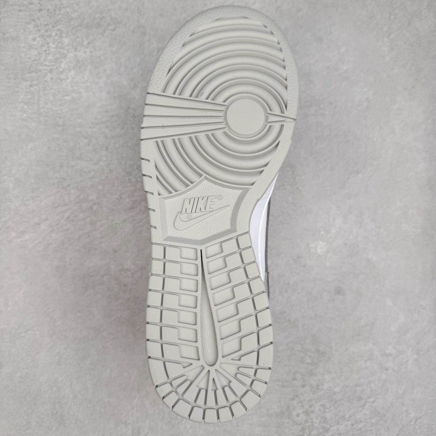 图片[9]-NK Dunk Low DD1391-103 定制系列天花板 无原鞋不开发 全系列得物原鞋一比一校对开发 配色持续更新中 终端对接 优势输出 全套原厂楦头原纸板数据档案倾力打造 原汁原味莞产 极致还原 圈内最强针车工艺 高端零售指定版 广东原厂配套原盒原标 鞋盒分三个尺码段 原厂冲刀 超高清洁度 全鞋零毛边皮料切割 采用原厂百宏鞋带以及原厂百宏织唛舌标 内标可供原厂几率过验 进口原装条纹中底布 四线拉帮白色点胶 原厂拉帮手法遵循公司 原厂电绣 极致还原 尺码：36 36.5 37.5 38 38.5 39 40 40.5 41 42 42.5 43 44 44.5 45 46-选品中心