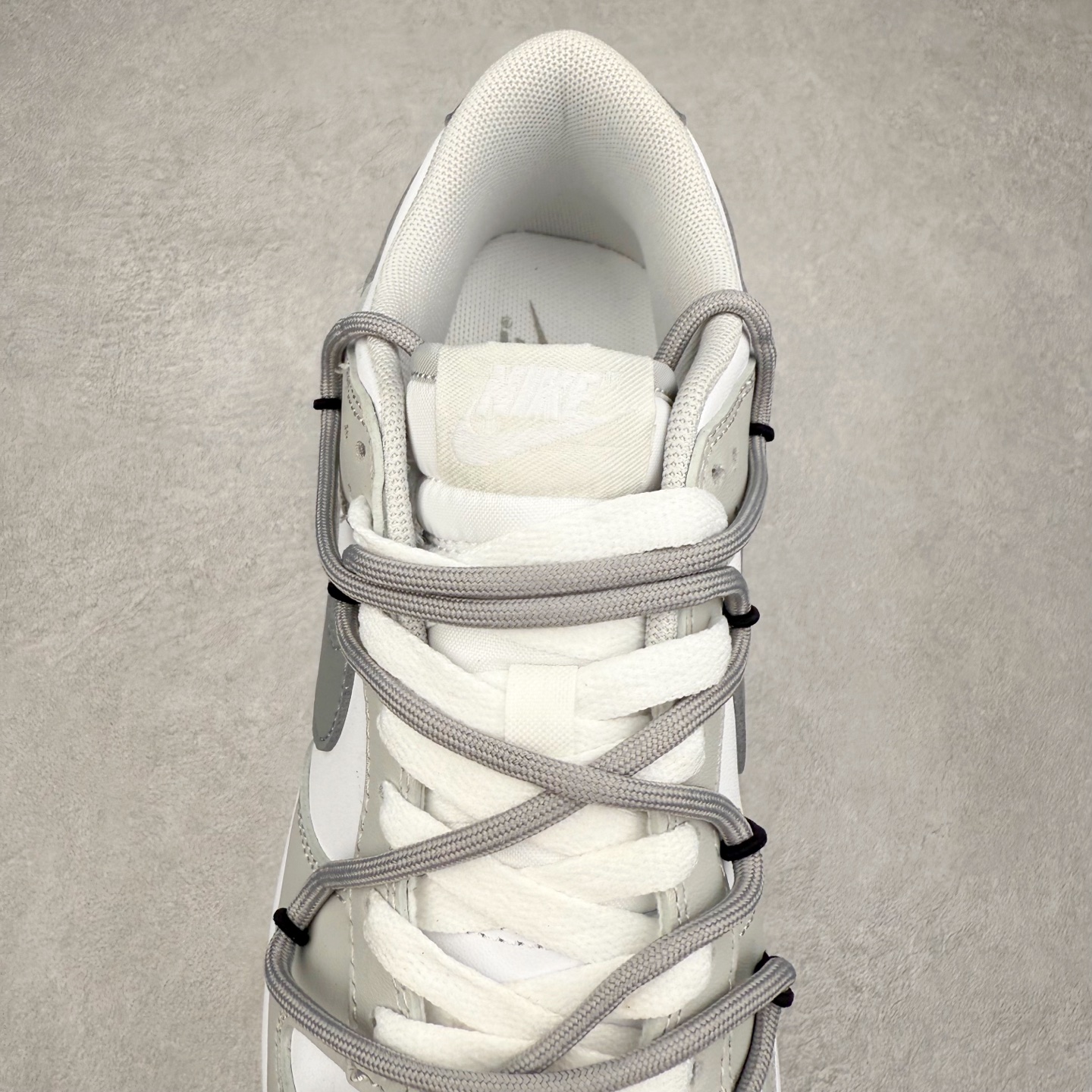 图片[5]-NK Dunk Low DD1391-103 定制系列天花板 无原鞋不开发 全系列得物原鞋一比一校对开发 配色持续更新中 终端对接 优势输出 全套原厂楦头原纸板数据档案倾力打造 原汁原味莞产 极致还原 圈内最强针车工艺 高端零售指定版 广东原厂配套原盒原标 鞋盒分三个尺码段 原厂冲刀 超高清洁度 全鞋零毛边皮料切割 采用原厂百宏鞋带以及原厂百宏织唛舌标 内标可供原厂几率过验 进口原装条纹中底布 四线拉帮白色点胶 原厂拉帮手法遵循公司 原厂电绣 极致还原 尺码：36 36.5 37.5 38 38.5 39 40 40.5 41 42 42.5 43 44 44.5 45 46-选品中心