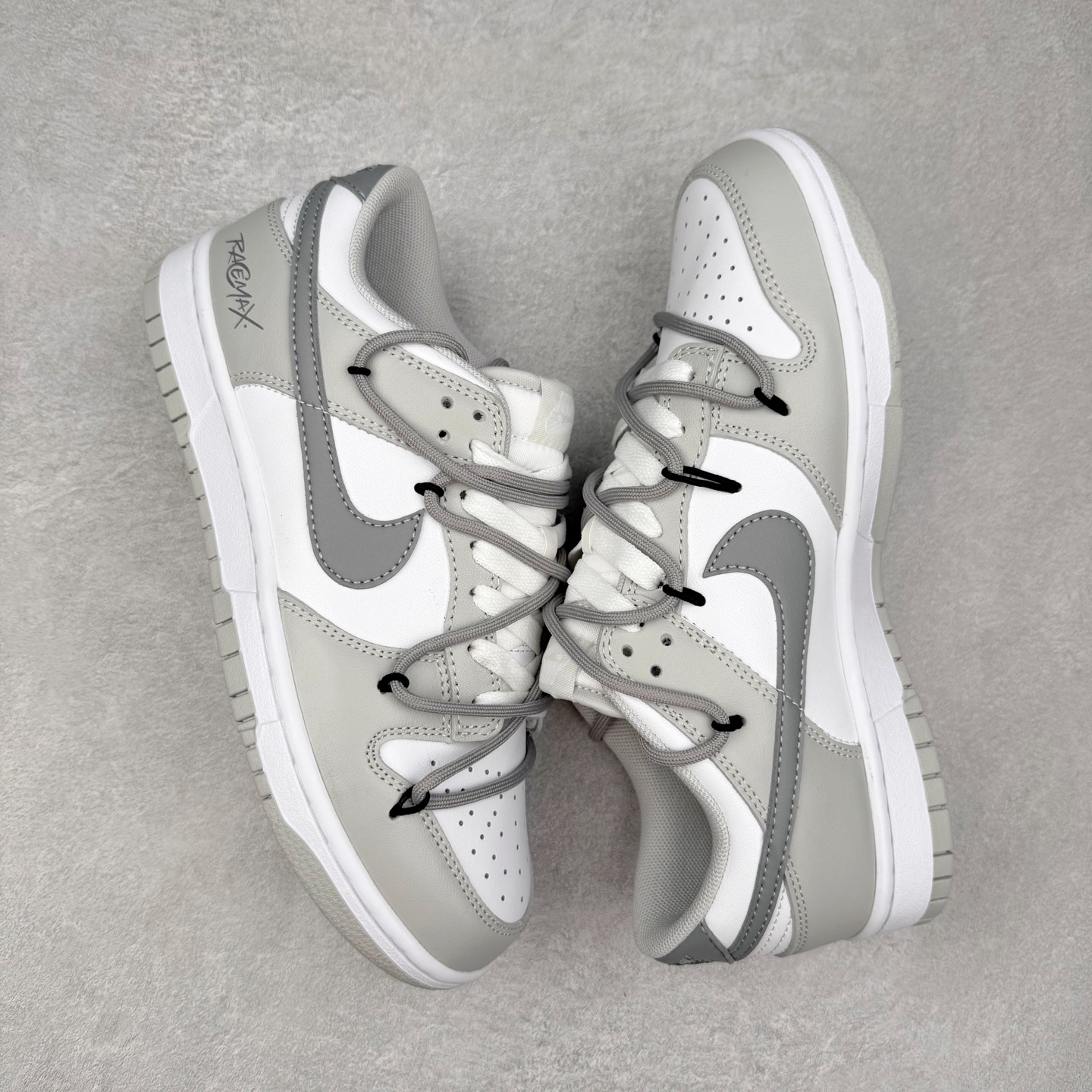 图片[3]-NK Dunk Low DD1391-103 定制系列天花板 无原鞋不开发 全系列得物原鞋一比一校对开发 配色持续更新中 终端对接 优势输出 全套原厂楦头原纸板数据档案倾力打造 原汁原味莞产 极致还原 圈内最强针车工艺 高端零售指定版 广东原厂配套原盒原标 鞋盒分三个尺码段 原厂冲刀 超高清洁度 全鞋零毛边皮料切割 采用原厂百宏鞋带以及原厂百宏织唛舌标 内标可供原厂几率过验 进口原装条纹中底布 四线拉帮白色点胶 原厂拉帮手法遵循公司 原厂电绣 极致还原 尺码：36 36.5 37.5 38 38.5 39 40 40.5 41 42 42.5 43 44 44.5 45 46-选品中心