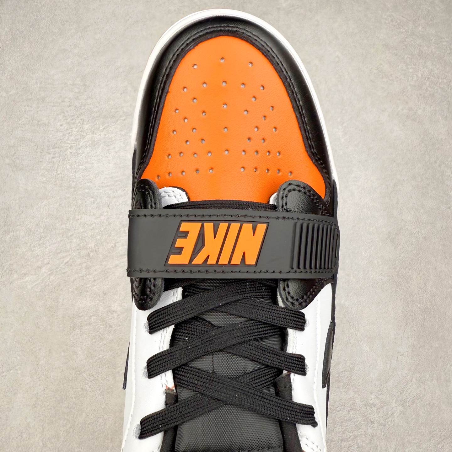 图片[4]-Jordan Spizike Low AJ复古低帮篮球鞋 这款鞋子著名导演斯派克李的Jordan Spizike专属 预计于明年夏季推出全新低帮版本 将包括三款配色 经典爆裂纹非常复古 两款配色分别以大学红和黑曜石蓝进行区分 鞋身设计中依旧带有大象爆裂纹、鞋侧束带、塑胶网布等经典元素 之后 在鞋舌、内衬以及鞋底等位置缀以大学红和黑曜石蓝搭配 带来全新造型 尺码：36 36.5 37.5 38 38.5 39 40 40.5 41 42 42.5 43 44 44.5 45 46-选品中心