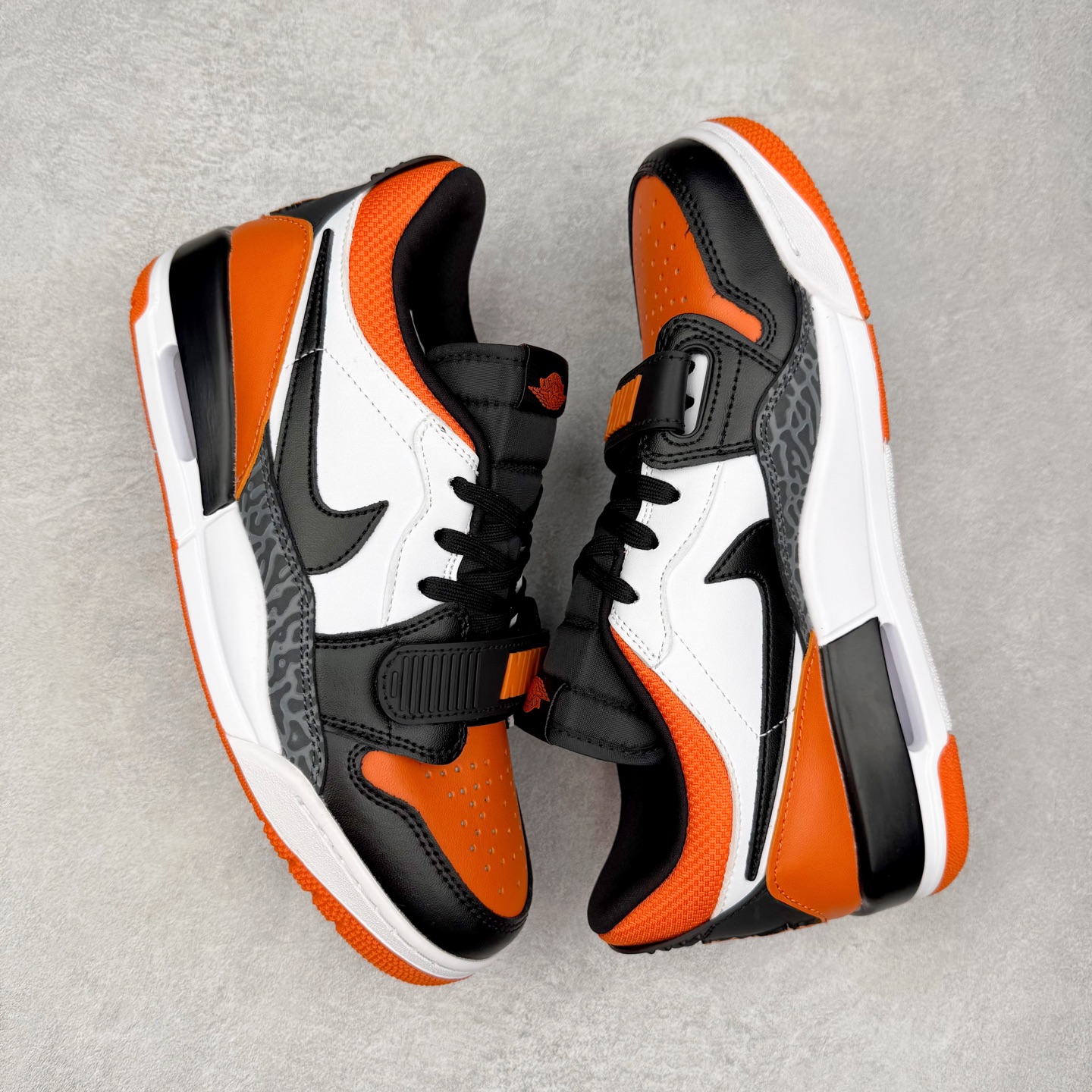 图片[3]-Jordan Spizike Low AJ复古低帮篮球鞋 这款鞋子著名导演斯派克李的Jordan Spizike专属 预计于明年夏季推出全新低帮版本 将包括三款配色 经典爆裂纹非常复古 两款配色分别以大学红和黑曜石蓝进行区分 鞋身设计中依旧带有大象爆裂纹、鞋侧束带、塑胶网布等经典元素 之后 在鞋舌、内衬以及鞋底等位置缀以大学红和黑曜石蓝搭配 带来全新造型 尺码：36 36.5 37.5 38 38.5 39 40 40.5 41 42 42.5 43 44 44.5 45 46-选品中心