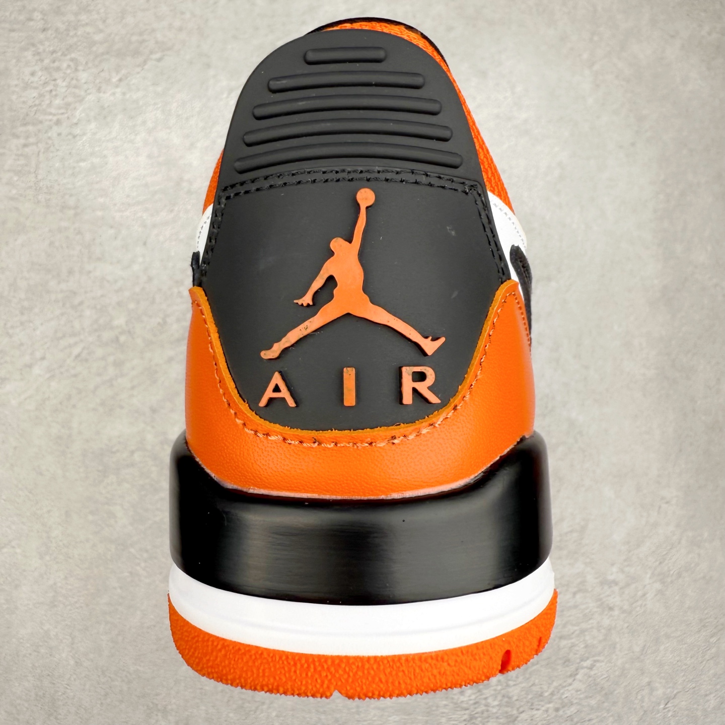 图片[8]-Jordan Spizike Low AJ复古低帮篮球鞋 这款鞋子著名导演斯派克李的Jordan Spizike专属 预计于明年夏季推出全新低帮版本 将包括三款配色 经典爆裂纹非常复古 两款配色分别以大学红和黑曜石蓝进行区分 鞋身设计中依旧带有大象爆裂纹、鞋侧束带、塑胶网布等经典元素 之后 在鞋舌、内衬以及鞋底等位置缀以大学红和黑曜石蓝搭配 带来全新造型 尺码：36 36.5 37.5 38 38.5 39 40 40.5 41 42 42.5 43 44 44.5 45 46-选品中心