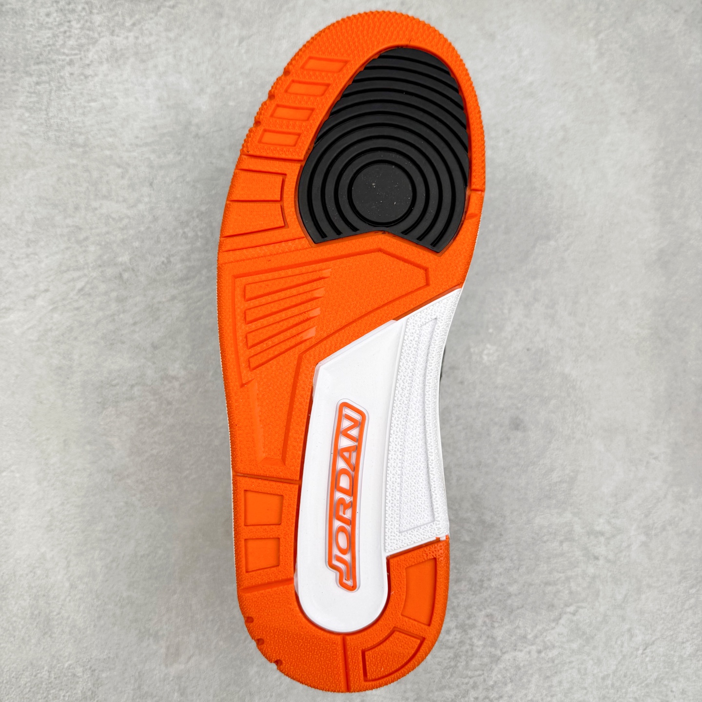 图片[9]-Jordan Spizike Low AJ复古低帮篮球鞋 这款鞋子著名导演斯派克李的Jordan Spizike专属 预计于明年夏季推出全新低帮版本 将包括三款配色 经典爆裂纹非常复古 两款配色分别以大学红和黑曜石蓝进行区分 鞋身设计中依旧带有大象爆裂纹、鞋侧束带、塑胶网布等经典元素 之后 在鞋舌、内衬以及鞋底等位置缀以大学红和黑曜石蓝搭配 带来全新造型 尺码：36 36.5 37.5 38 38.5 39 40 40.5 41 42 42.5 43 44 44.5 45 46-选品中心