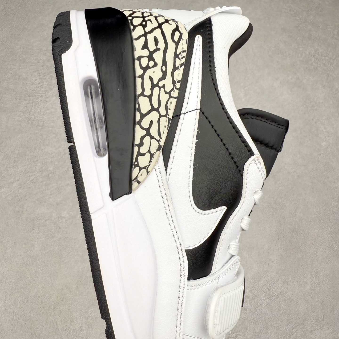 图片[6]-Jordan Spizike Low AJ复古低帮篮球鞋 这款鞋子著名导演斯派克李的Jordan Spizike专属 预计于明年夏季推出全新低帮版本 将包括三款配色 经典爆裂纹非常复古 两款配色分别以大学红和黑曜石蓝进行区分 鞋身设计中依旧带有大象爆裂纹、鞋侧束带、塑胶网布等经典元素 之后 在鞋舌、内衬以及鞋底等位置缀以大学红和黑曜石蓝搭配 带来全新造型 尺码：36 36.5 37.5 38 38.5 39 40 40.5 41 42 42.5 43 44 44.5 45 46-选品中心