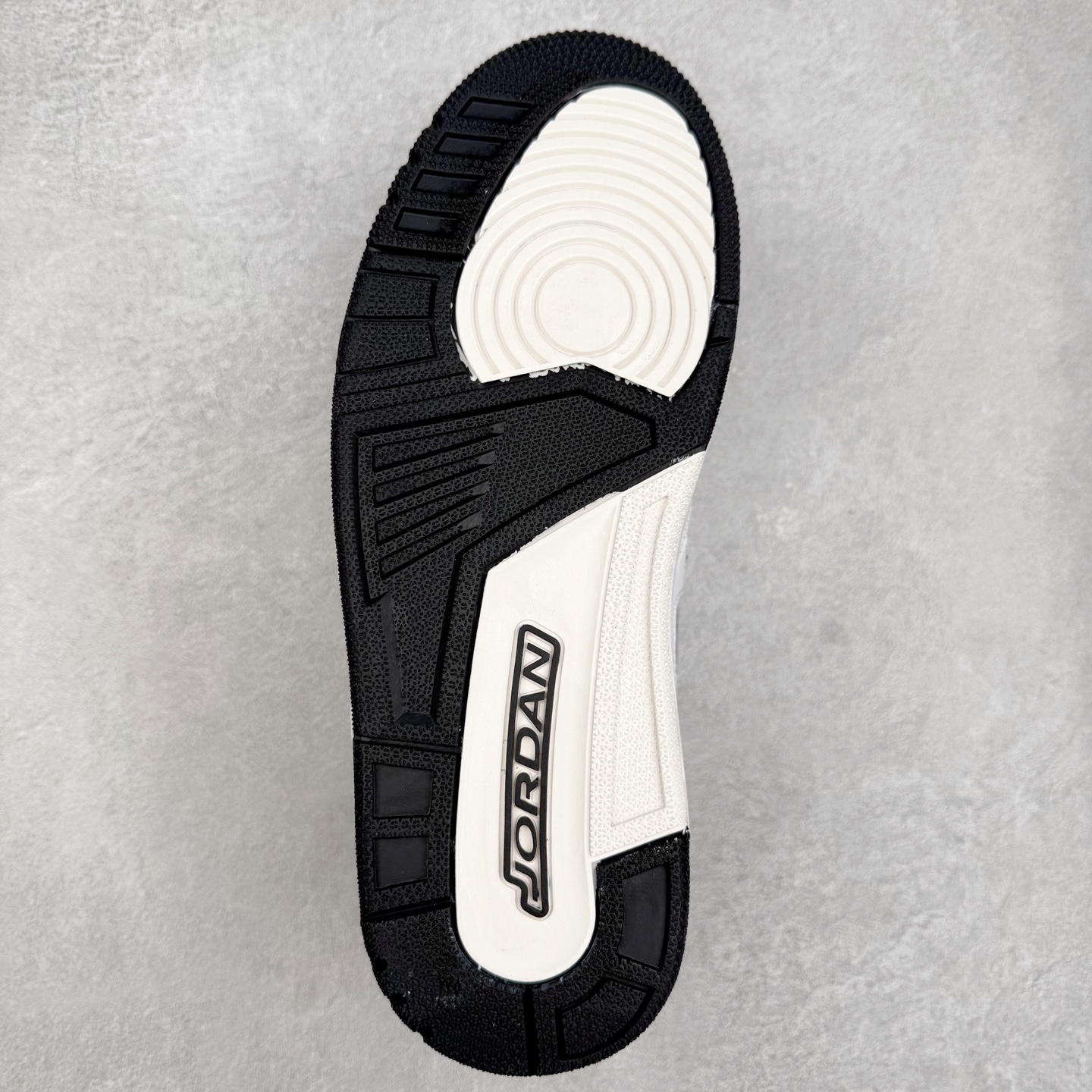 图片[9]-Jordan Spizike Low AJ复古低帮篮球鞋 这款鞋子著名导演斯派克李的Jordan Spizike专属 预计于明年夏季推出全新低帮版本 将包括三款配色 经典爆裂纹非常复古 两款配色分别以大学红和黑曜石蓝进行区分 鞋身设计中依旧带有大象爆裂纹、鞋侧束带、塑胶网布等经典元素 之后 在鞋舌、内衬以及鞋底等位置缀以大学红和黑曜石蓝搭配 带来全新造型 尺码：36 36.5 37.5 38 38.5 39 40 40.5 41 42 42.5 43 44 44.5 45 46-选品中心