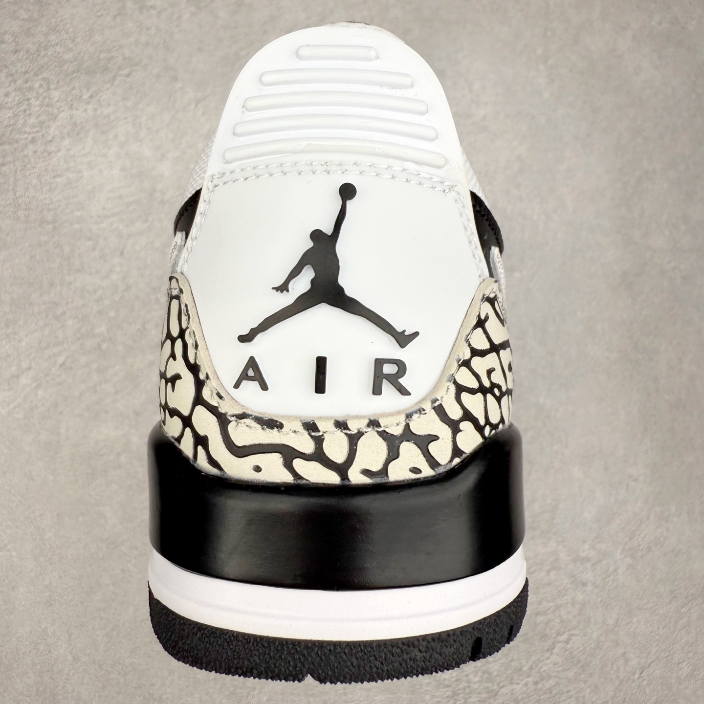 图片[8]-Jordan Spizike Low AJ复古低帮篮球鞋 这款鞋子著名导演斯派克李的Jordan Spizike专属 预计于明年夏季推出全新低帮版本 将包括三款配色 经典爆裂纹非常复古 两款配色分别以大学红和黑曜石蓝进行区分 鞋身设计中依旧带有大象爆裂纹、鞋侧束带、塑胶网布等经典元素 之后 在鞋舌、内衬以及鞋底等位置缀以大学红和黑曜石蓝搭配 带来全新造型 尺码：36 36.5 37.5 38 38.5 39 40 40.5 41 42 42.5 43 44 44.5 45 46-选品中心