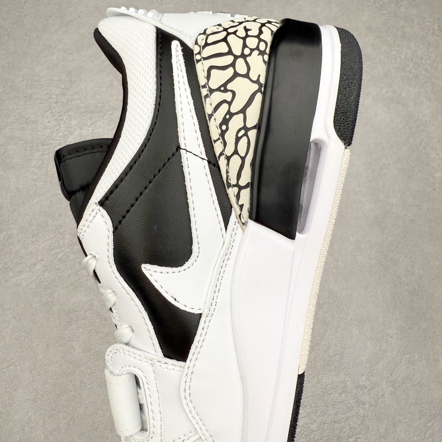 图片[7]-Jordan Spizike Low AJ复古低帮篮球鞋 这款鞋子著名导演斯派克李的Jordan Spizike专属 预计于明年夏季推出全新低帮版本 将包括三款配色 经典爆裂纹非常复古 两款配色分别以大学红和黑曜石蓝进行区分 鞋身设计中依旧带有大象爆裂纹、鞋侧束带、塑胶网布等经典元素 之后 在鞋舌、内衬以及鞋底等位置缀以大学红和黑曜石蓝搭配 带来全新造型 尺码：36 36.5 37.5 38 38.5 39 40 40.5 41 42 42.5 43 44 44.5 45 46-选品中心