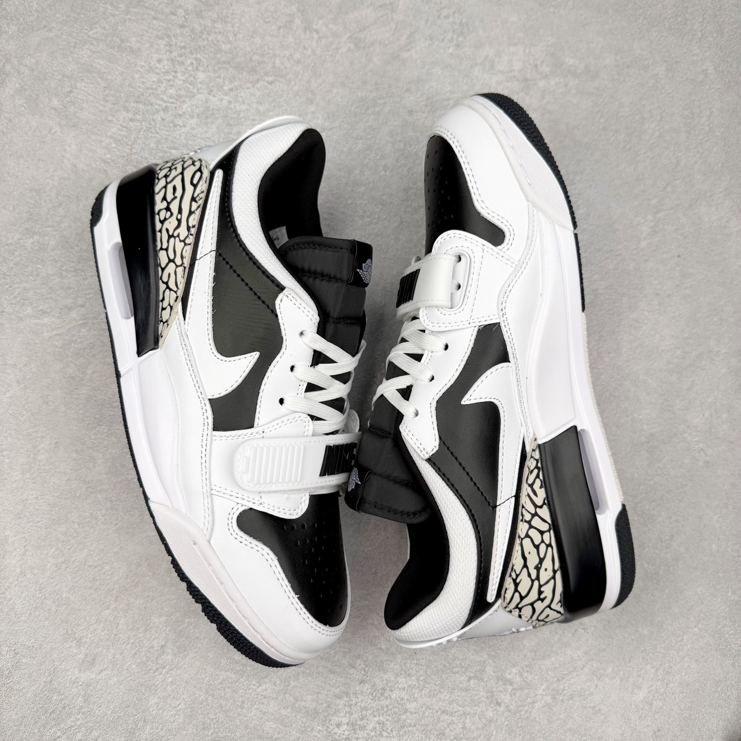 图片[3]-Jordan Spizike Low AJ复古低帮篮球鞋 这款鞋子著名导演斯派克李的Jordan Spizike专属 预计于明年夏季推出全新低帮版本 将包括三款配色 经典爆裂纹非常复古 两款配色分别以大学红和黑曜石蓝进行区分 鞋身设计中依旧带有大象爆裂纹、鞋侧束带、塑胶网布等经典元素 之后 在鞋舌、内衬以及鞋底等位置缀以大学红和黑曜石蓝搭配 带来全新造型 尺码：36 36.5 37.5 38 38.5 39 40 40.5 41 42 42.5 43 44 44.5 45 46-选品中心