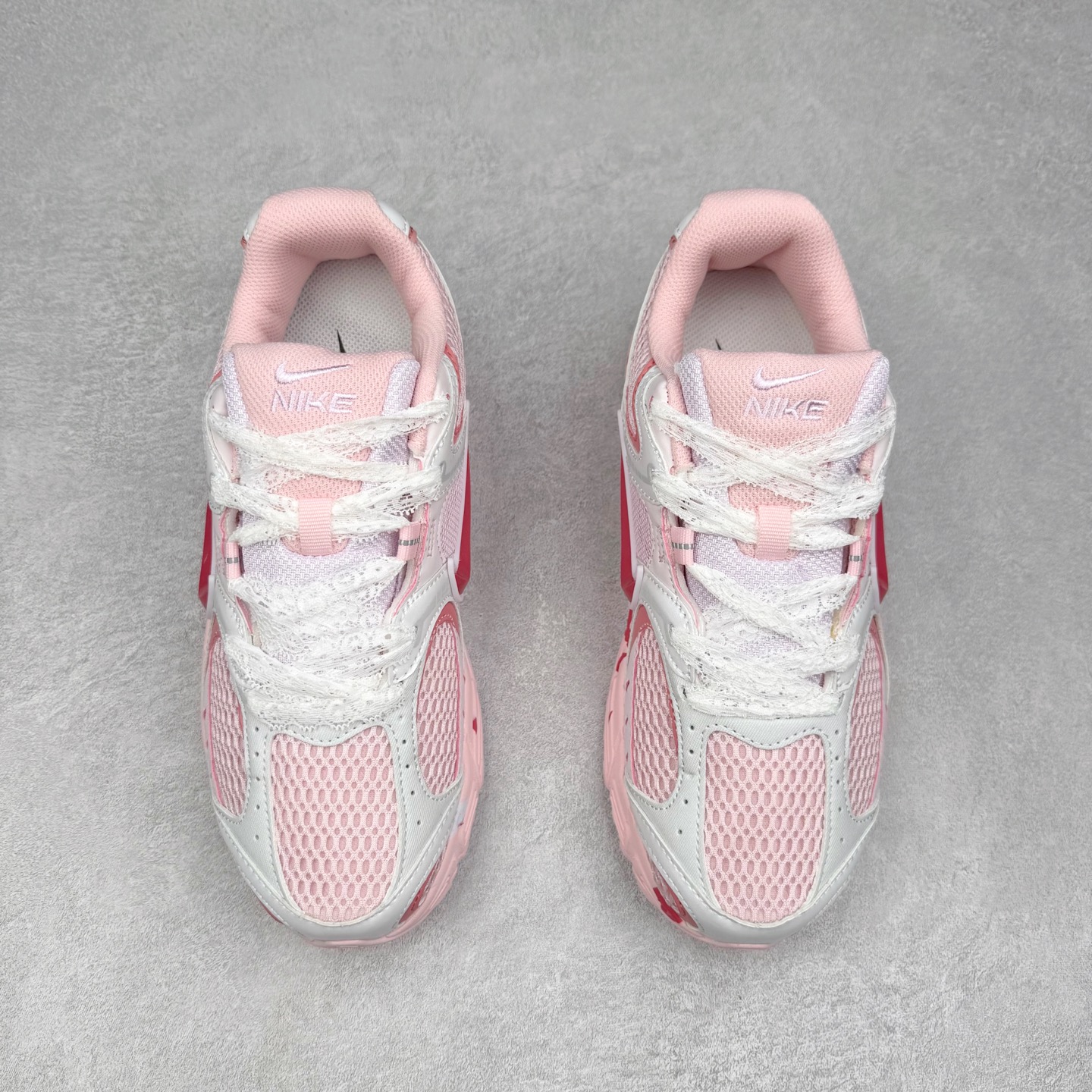 图片[2]-NK V5 RNR 舒适百搭防滑耐磨低帮跑步鞋 HQ7901-101 舒适有型适合日常穿着 该鞋款延续千禧年经典设计搭载泡绵中底 厚实而轻盈匠心细节巧搭立体耐克勾标志焕新演绎复古跑鞋 鞋款从千禧年美学汲取灵感 混搭多种材质突显层次感立体感和传统跑步风范 尺码：36 36.5 37.5 38 38.5 39 40 40.5 41 42 42.5 43 44 44.5 45-选品中心